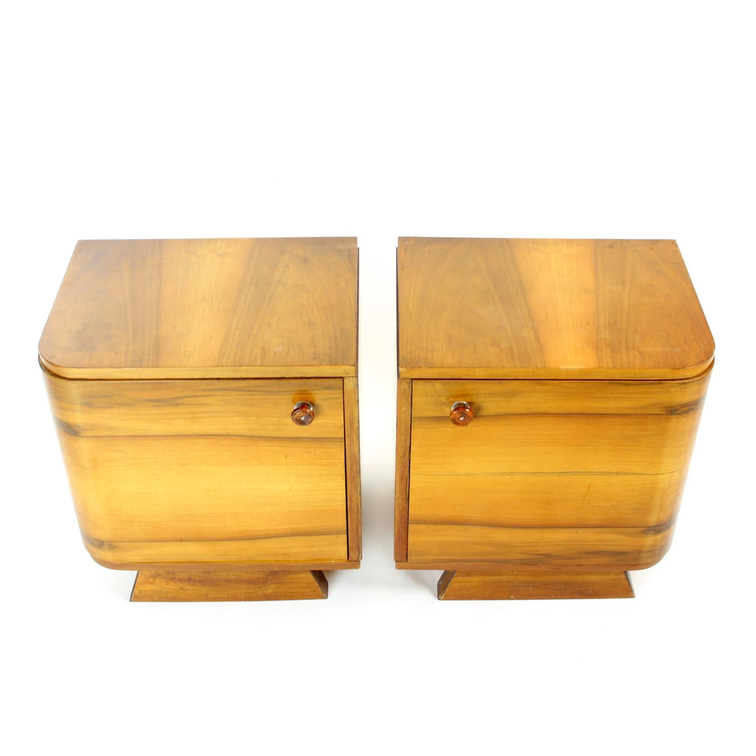 Set Of  2 Art Deco Bedside Tables In Walnut, Czechoslovakia 1940s For Sale 7