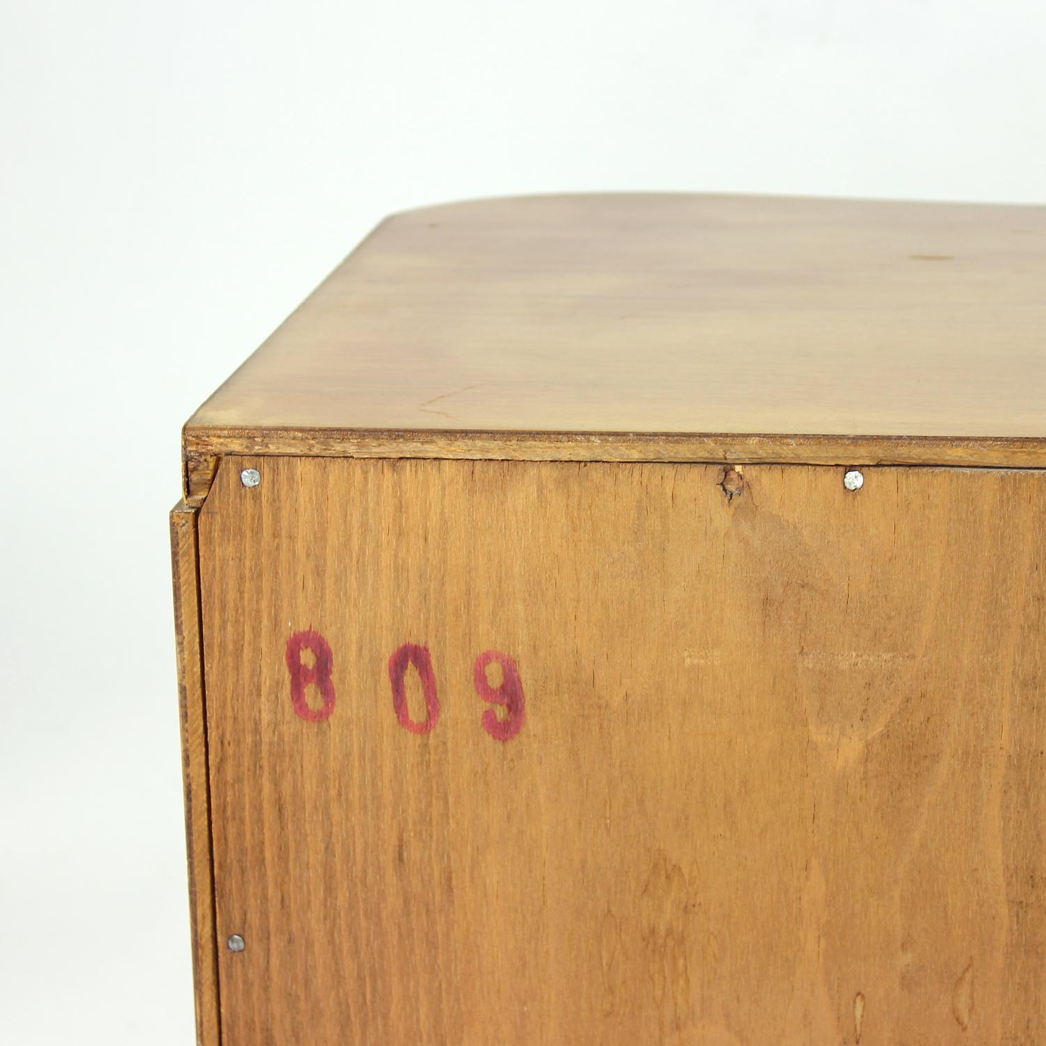 Set Of 2 Art Deco Bedside Tables In Walnut, Czechoslovakia 1940s 7
