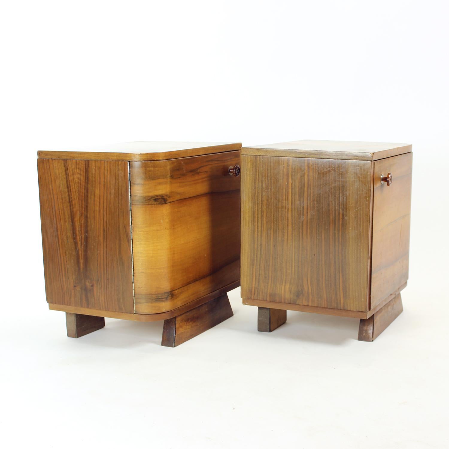 Set Of  2 Art Deco Bedside Tables In Walnut, Czechoslovakia 1940s For Sale 8