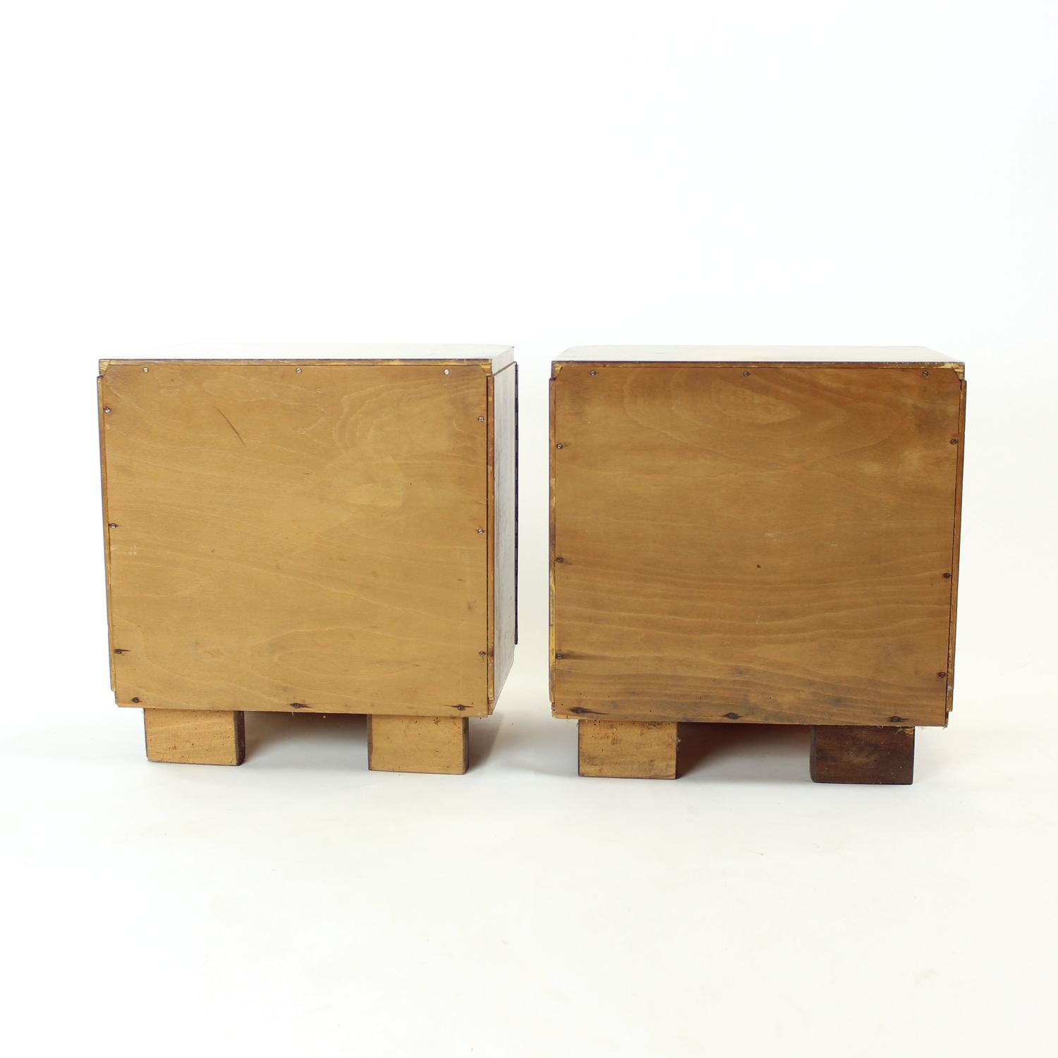 Set Of  2 Art Deco Bedside Tables In Walnut, Czechoslovakia 1940s For Sale 9