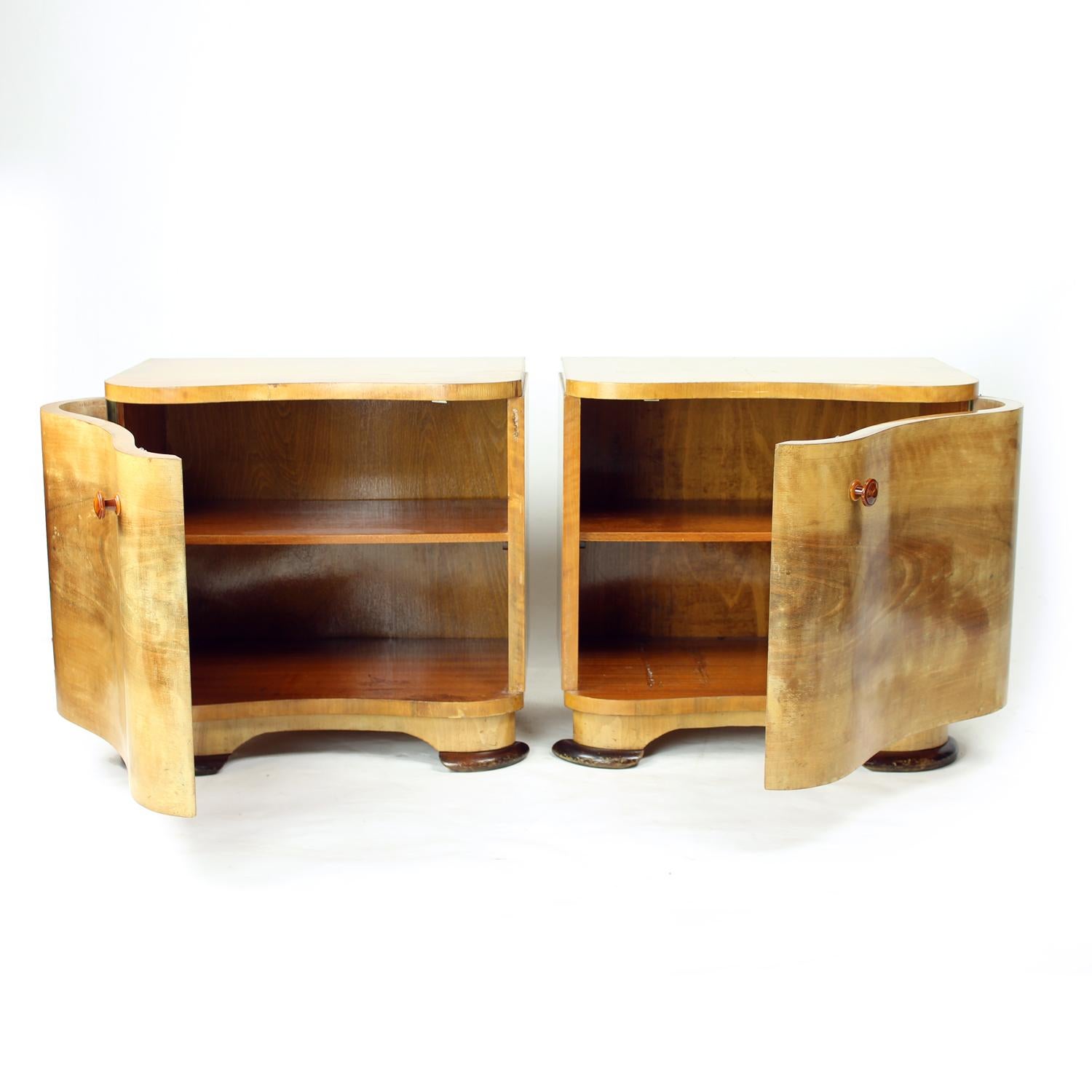 Set Of 2 Art Deco Bedside Tables In Walnut, Czechoslovakia 1940s In Good Condition In Zohor, SK