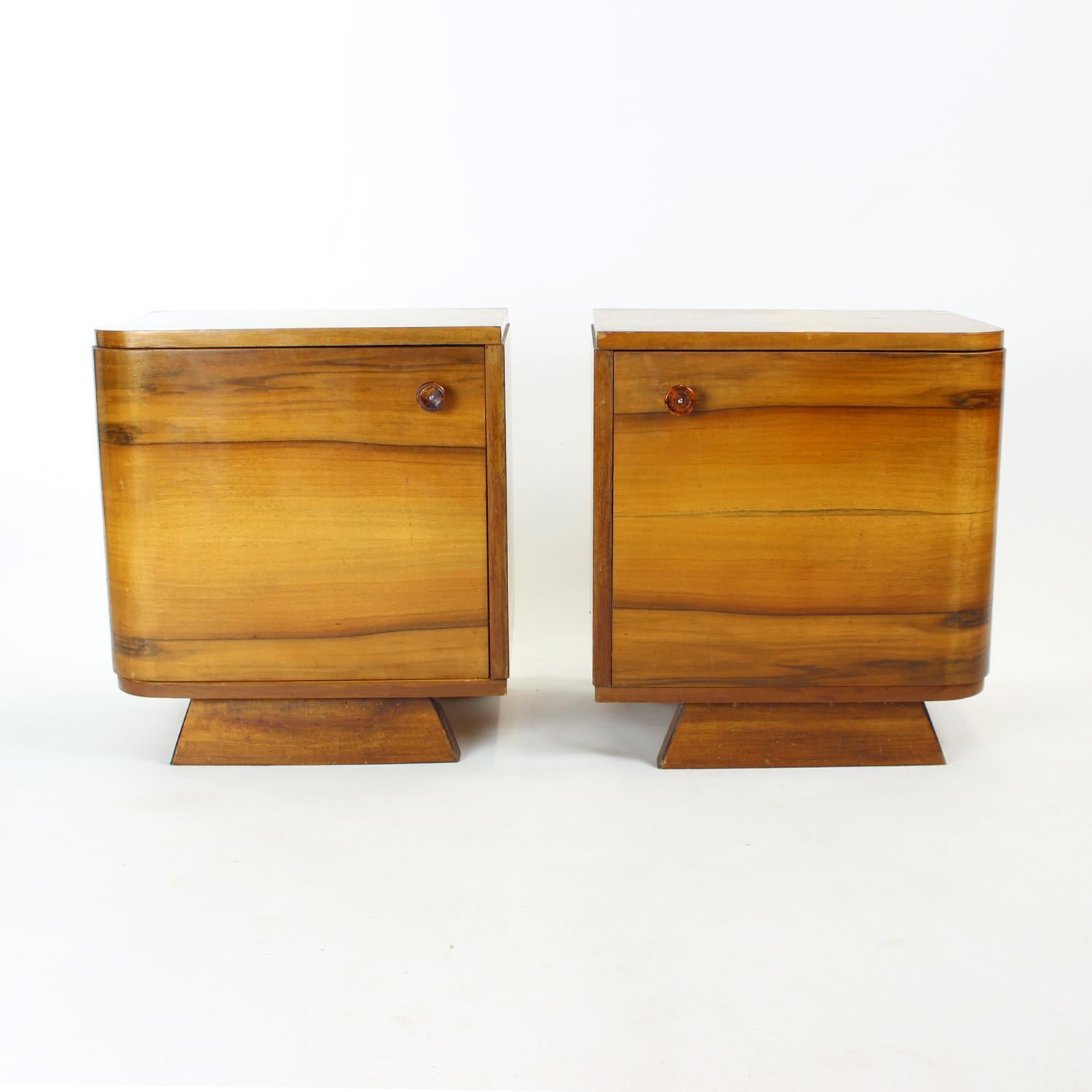 Set Of  2 Art Deco Bedside Tables In Walnut, Czechoslovakia 1940s In Good Condition For Sale In Zohor, SK
