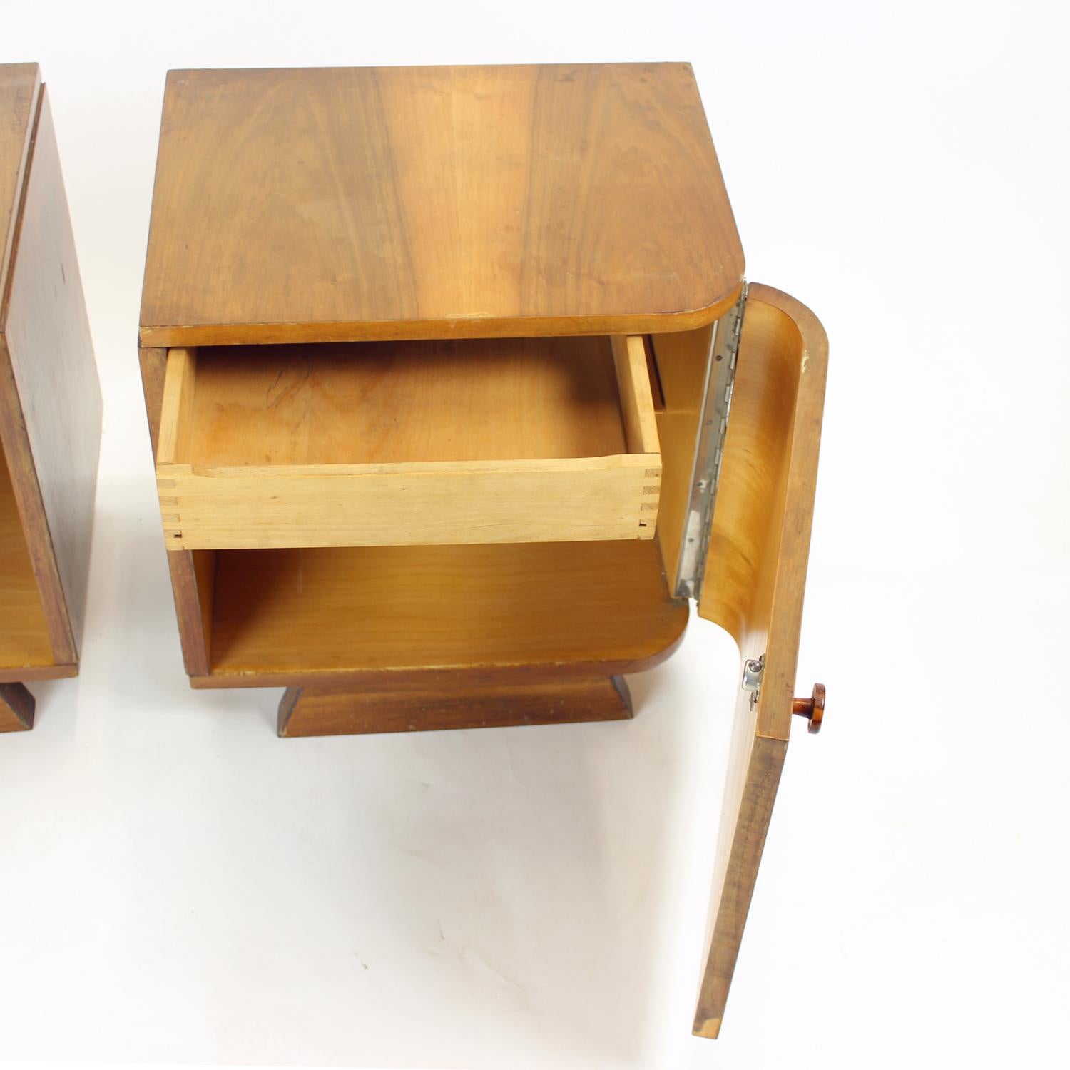 Set Of  2 Art Deco Bedside Tables In Walnut, Czechoslovakia 1940s For Sale 1