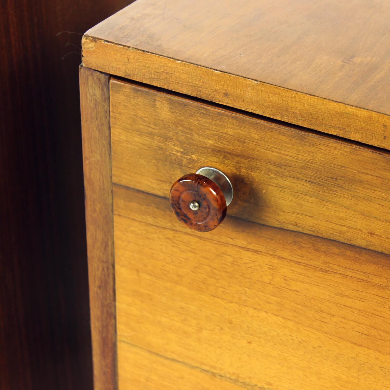 Set Of  2 Art Deco Bedside Tables In Walnut, Czechoslovakia 1940s For Sale 2