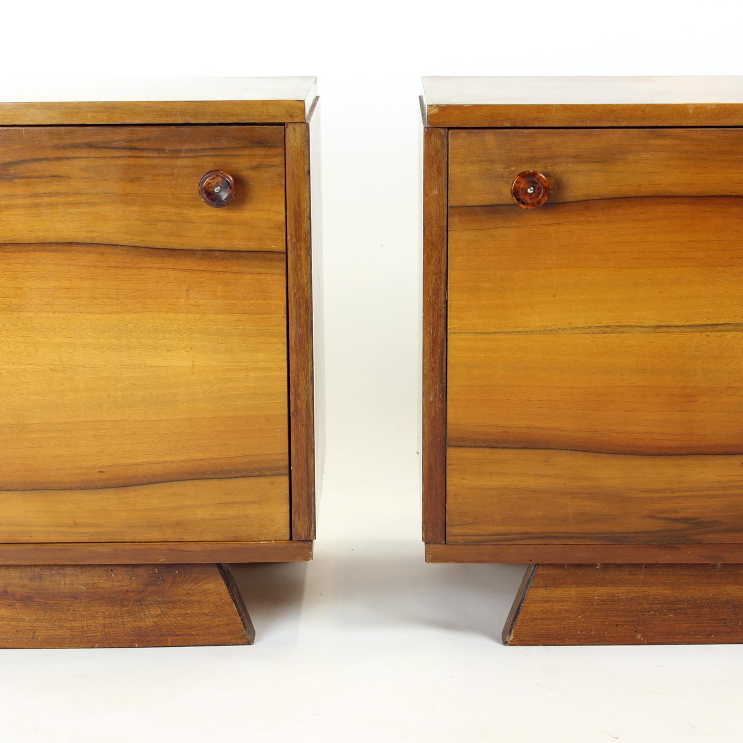 Set Of  2 Art Deco Bedside Tables In Walnut, Czechoslovakia 1940s For Sale 3