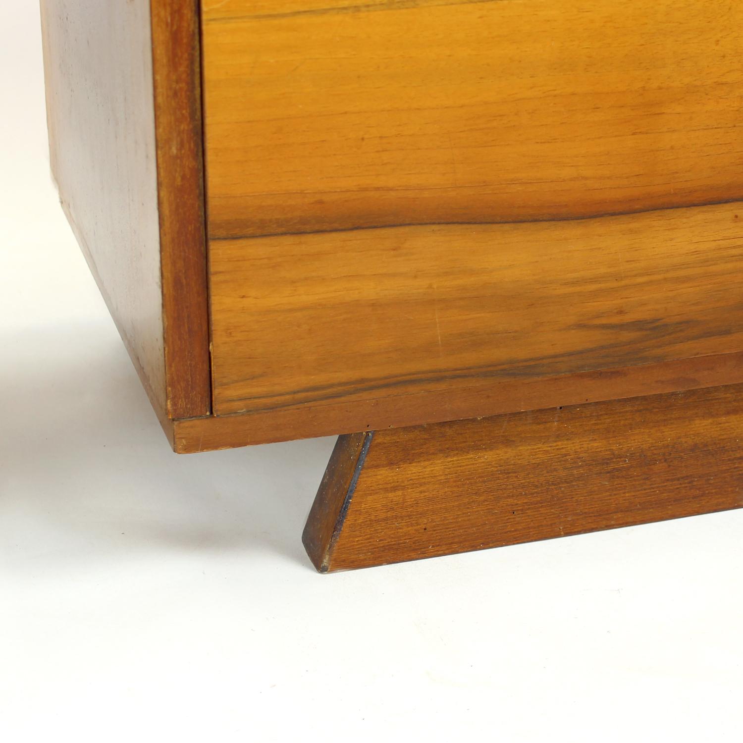 Set Of  2 Art Deco Bedside Tables In Walnut, Czechoslovakia 1940s For Sale 4