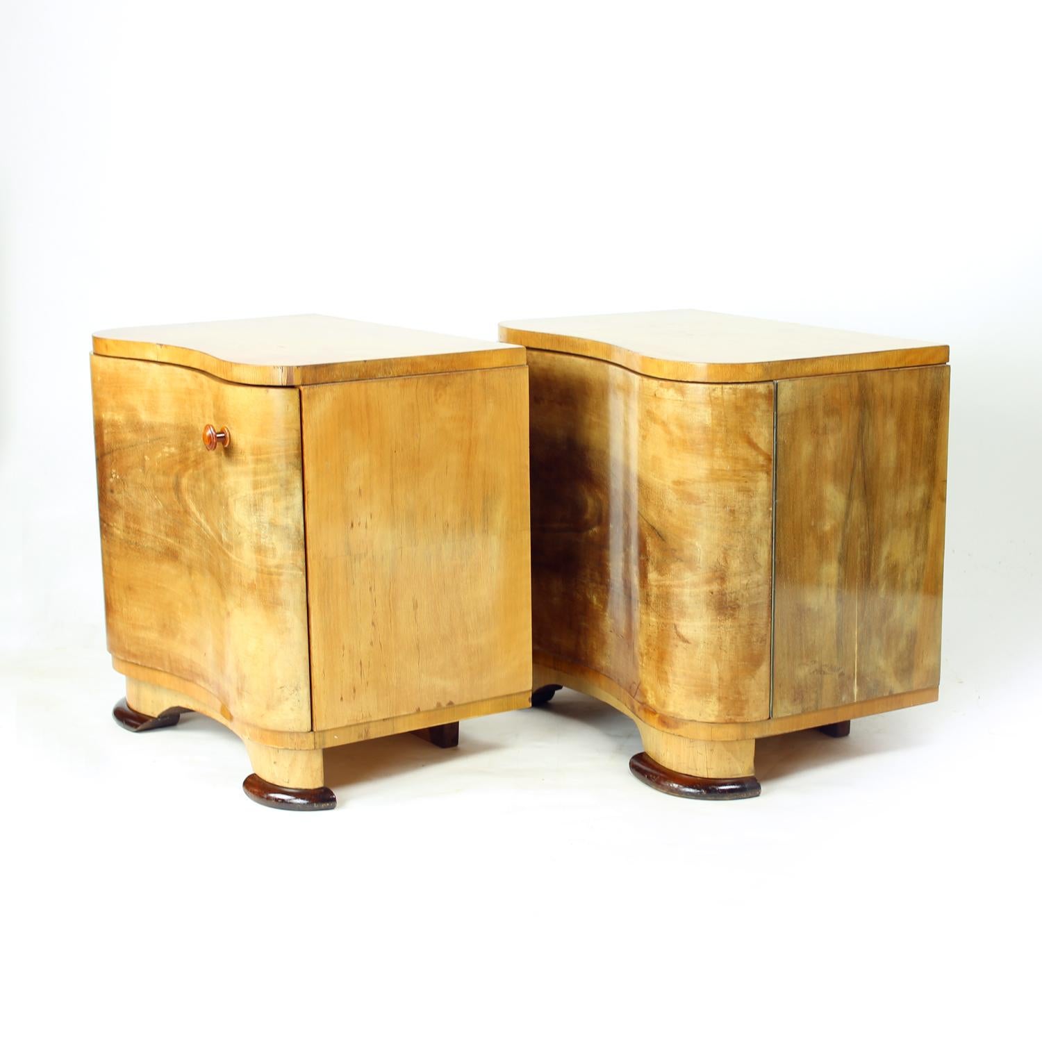 Set Of 2 Art Deco Bedside Tables In Walnut, Czechoslovakia 1940s 4