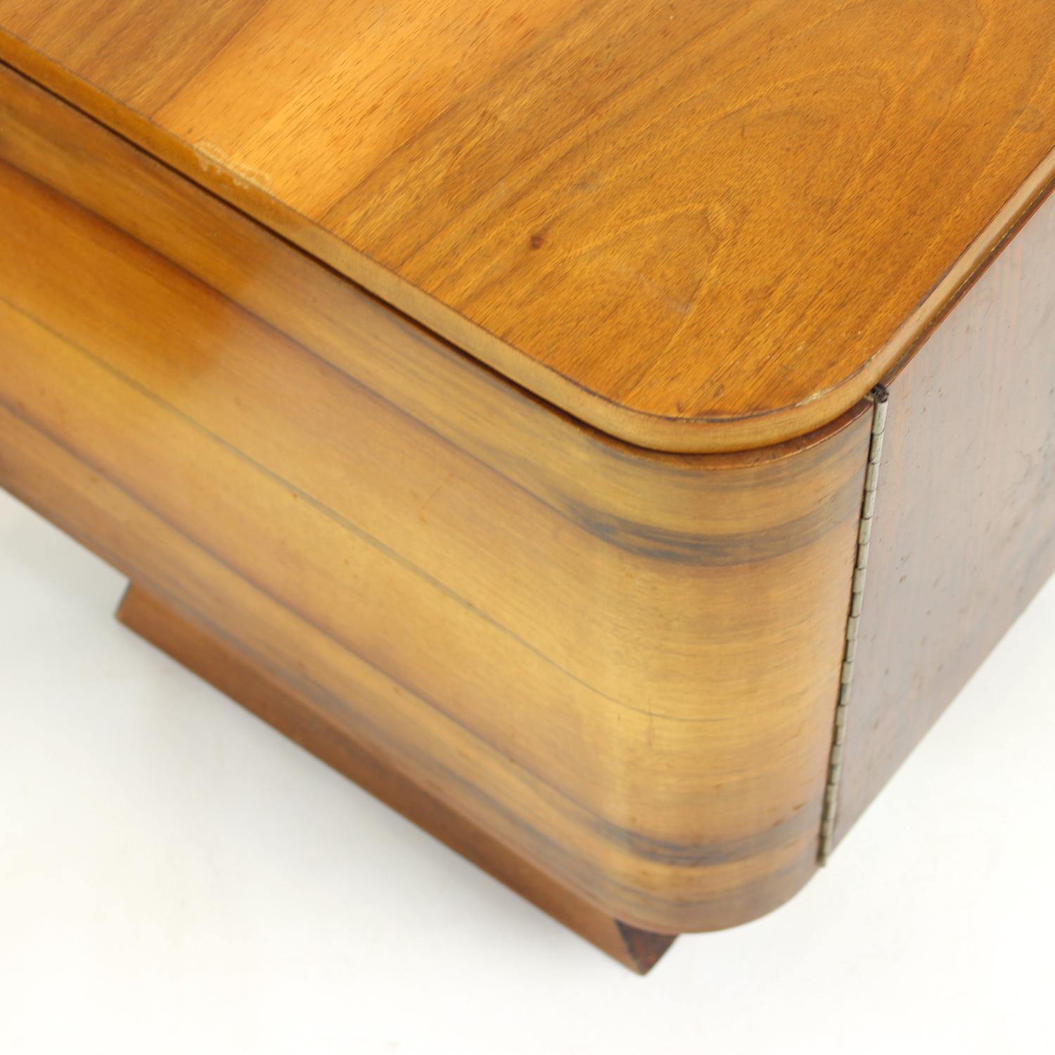 Set Of  2 Art Deco Bedside Tables In Walnut, Czechoslovakia 1940s For Sale 5