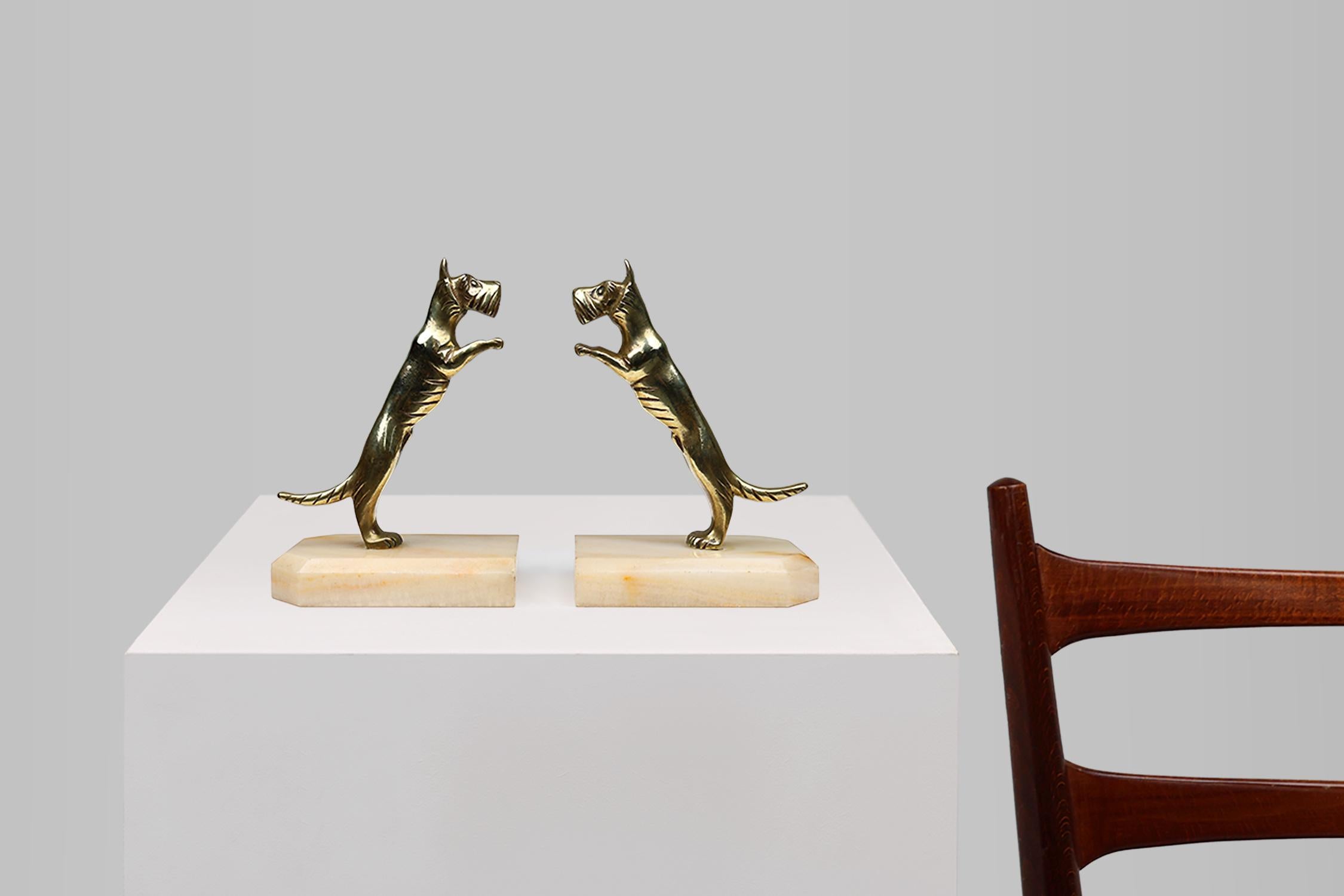 Francia / 1930 / 2 fermalibri / rame, marmo / Art Déco / Metà secolo

Un bellissimo set di fermalibri dettagliato, con due cani terrier in rame ciascuno su una base di marmo. Realizzato in Francia negli anni '30. 

Queste statue emanano un fascino
