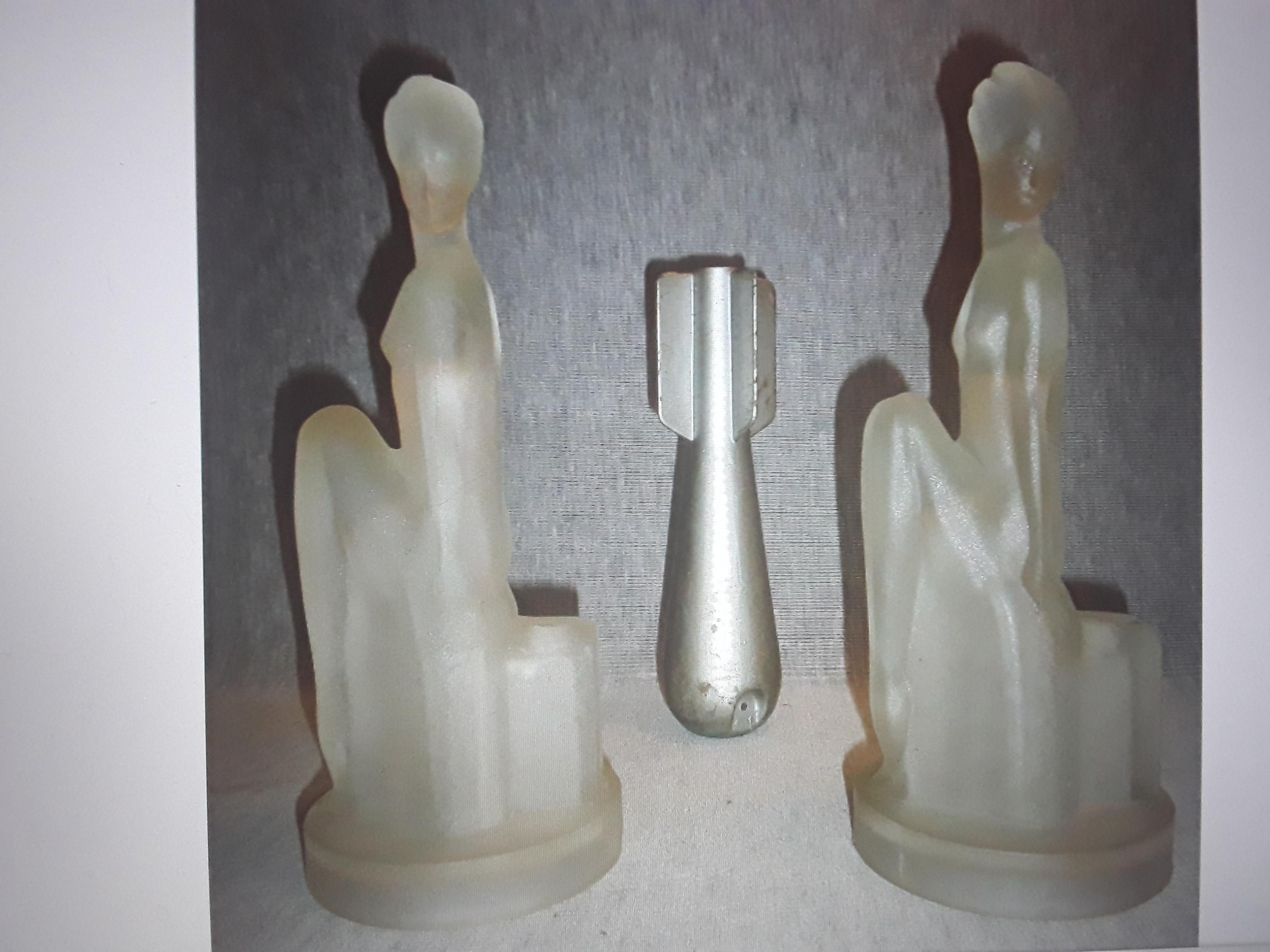 Set von 2 figuralen Art-Déco-Tischlampen aus mattiertem Kunstglas mit weiblichem Akt, Art déco, ca. 1920er Jahre im Angebot 4