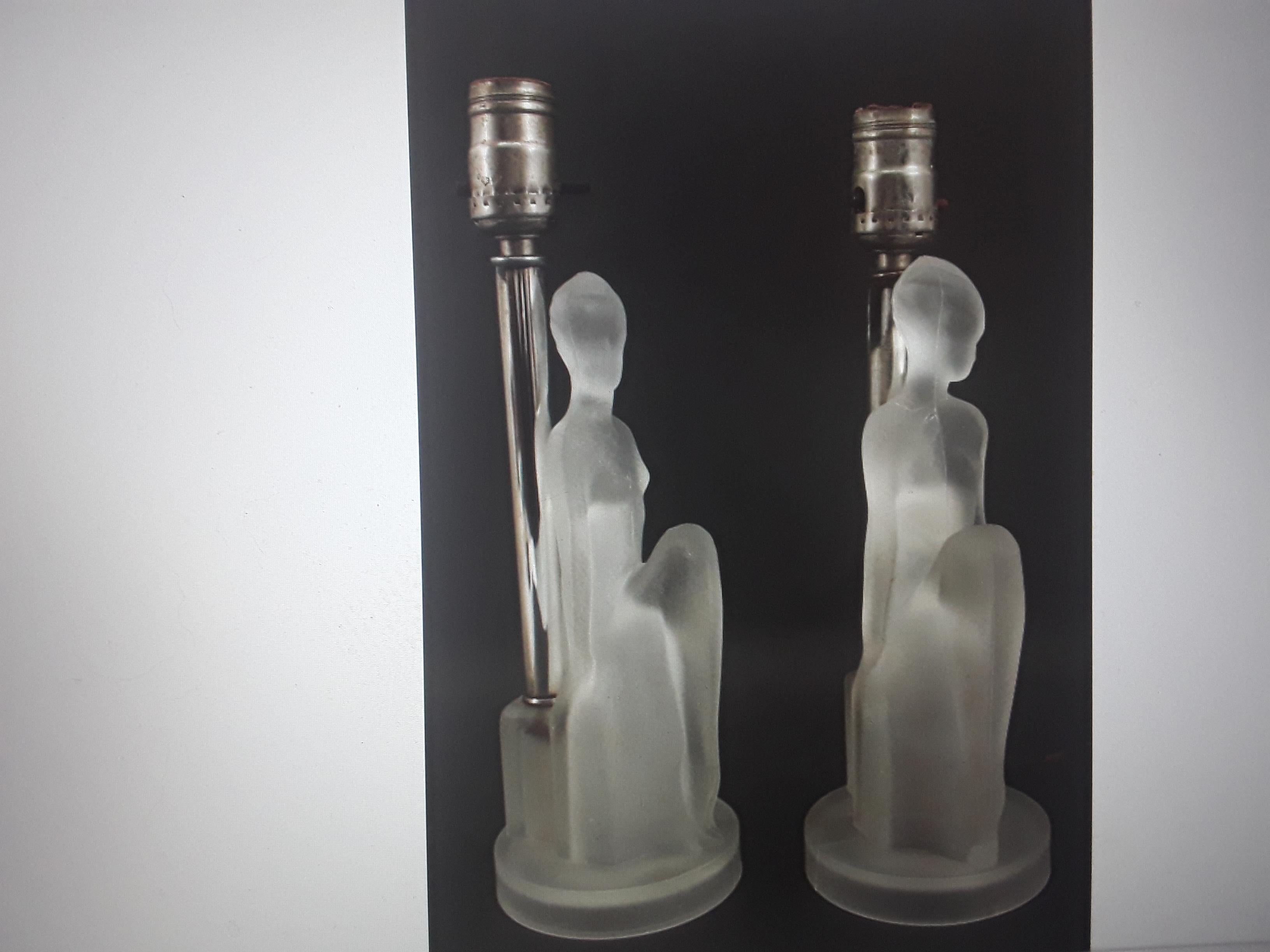 Art déco Ensemble de 2 lampes de table Art Déco des années 1920 en verre d'art dépoli représentant une femme nue en vente