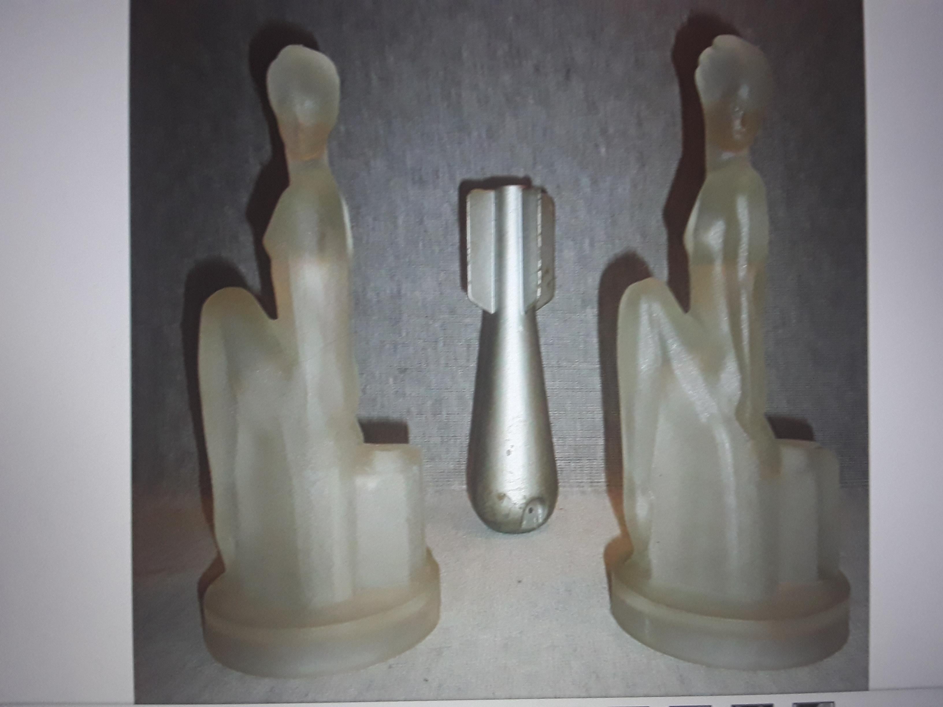 Set von 2 figuralen Art-Déco-Tischlampen aus mattiertem Kunstglas mit weiblichem Akt, Art déco, ca. 1920er Jahre im Angebot 3
