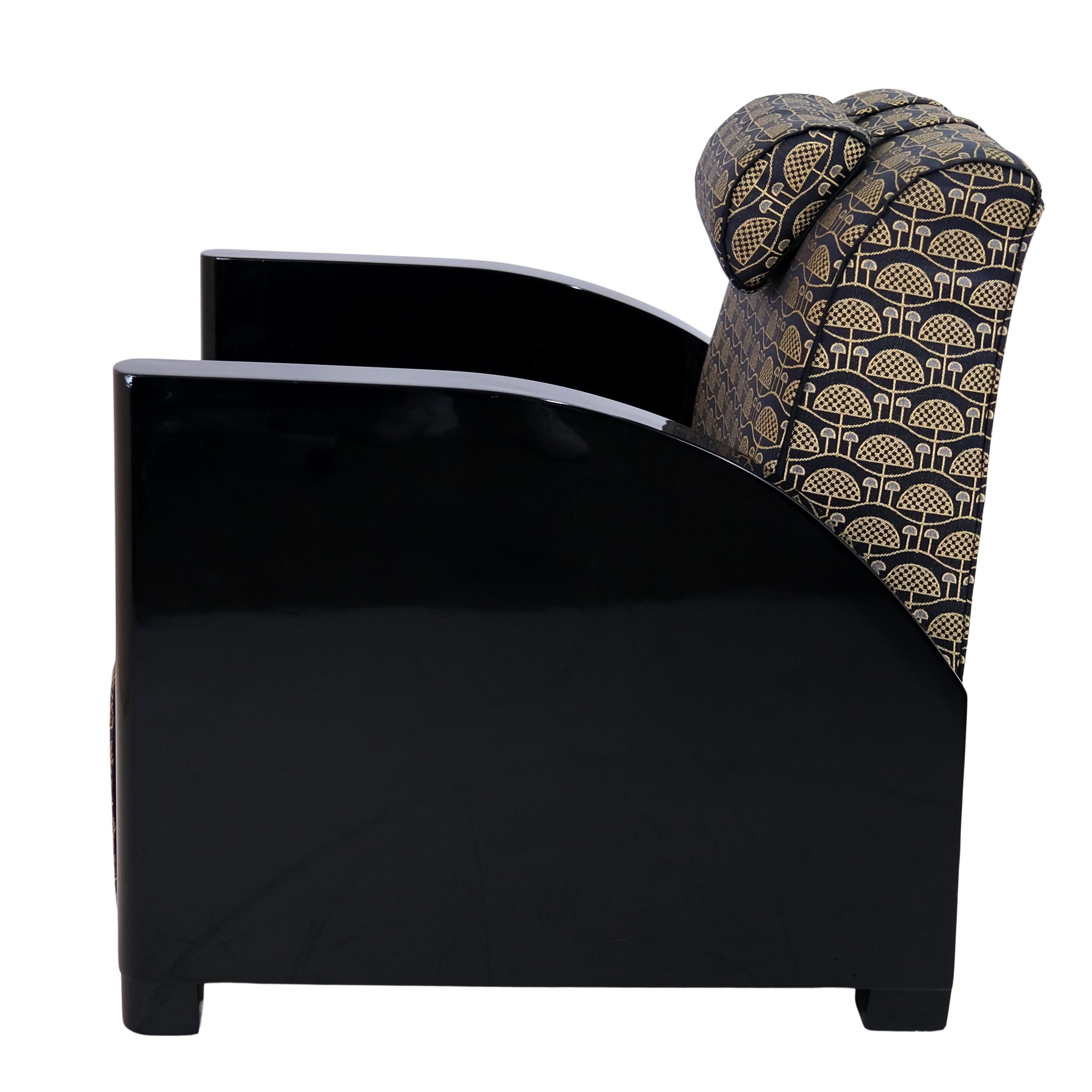 Noirci Ensemble de 2 fauteuils club Art déco en laque noire et tapisserie dorée en vente