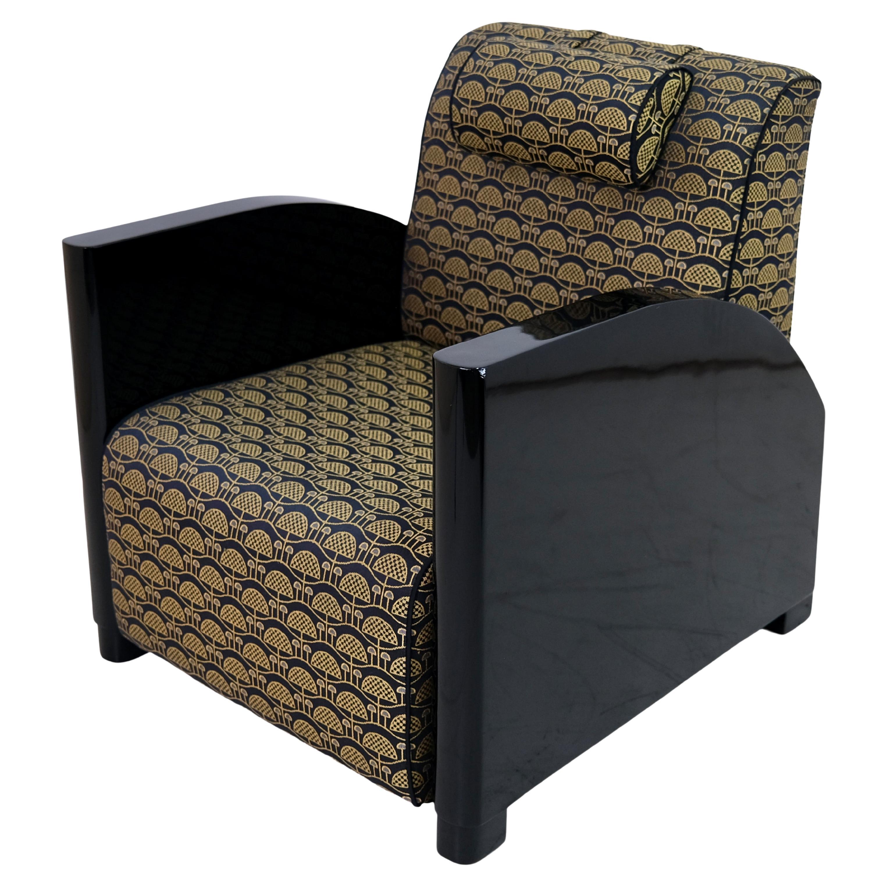 Ensemble de 2 fauteuils club Art déco en laque noire et tapisserie dorée en vente