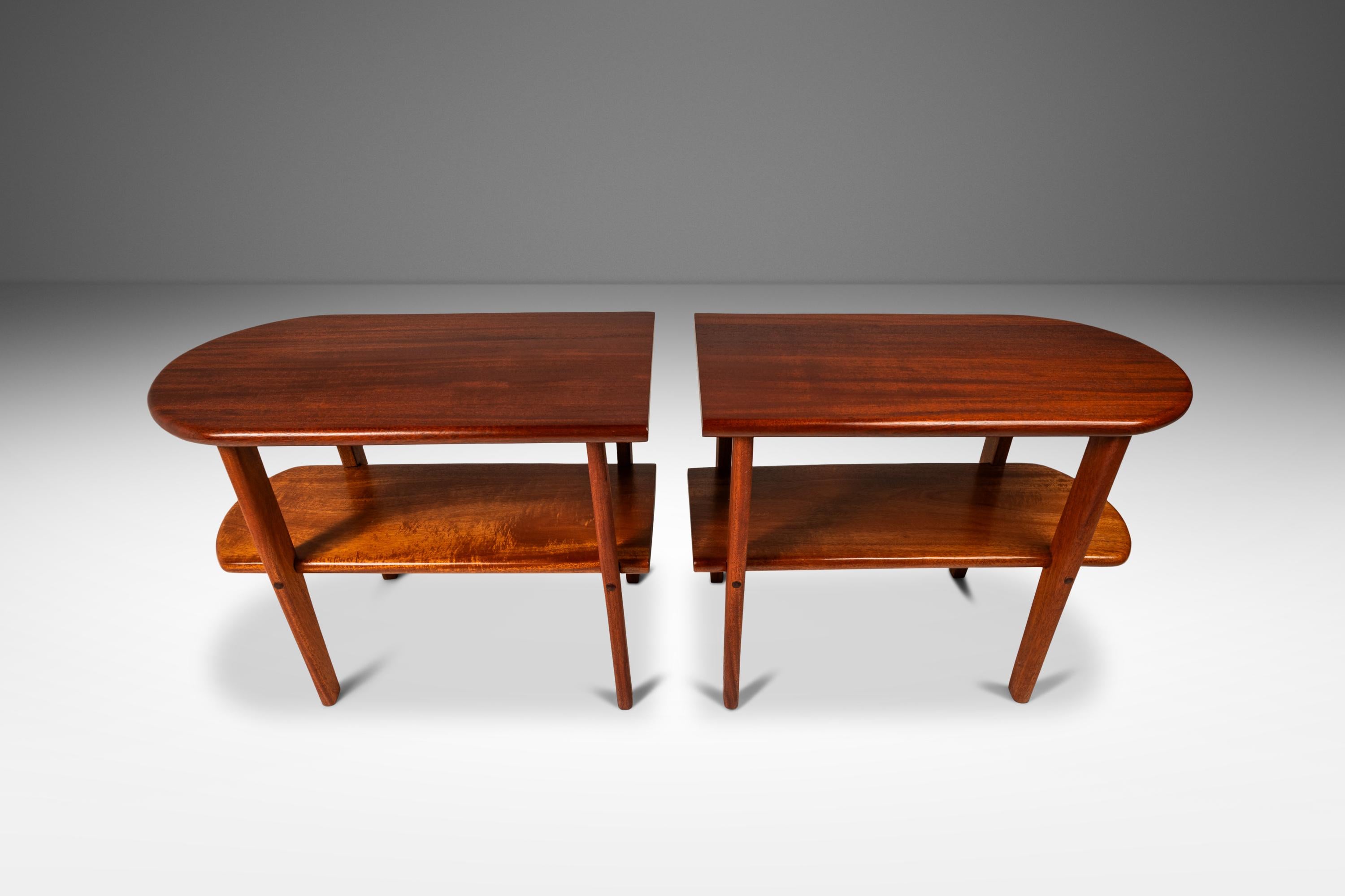 Satz von 2 Art-Déco-Beistelltischen aus massivem Mahagoni, maßgefertigt, USA, ca. 1940er Jahre (Moderne der Mitte des Jahrhunderts) im Angebot