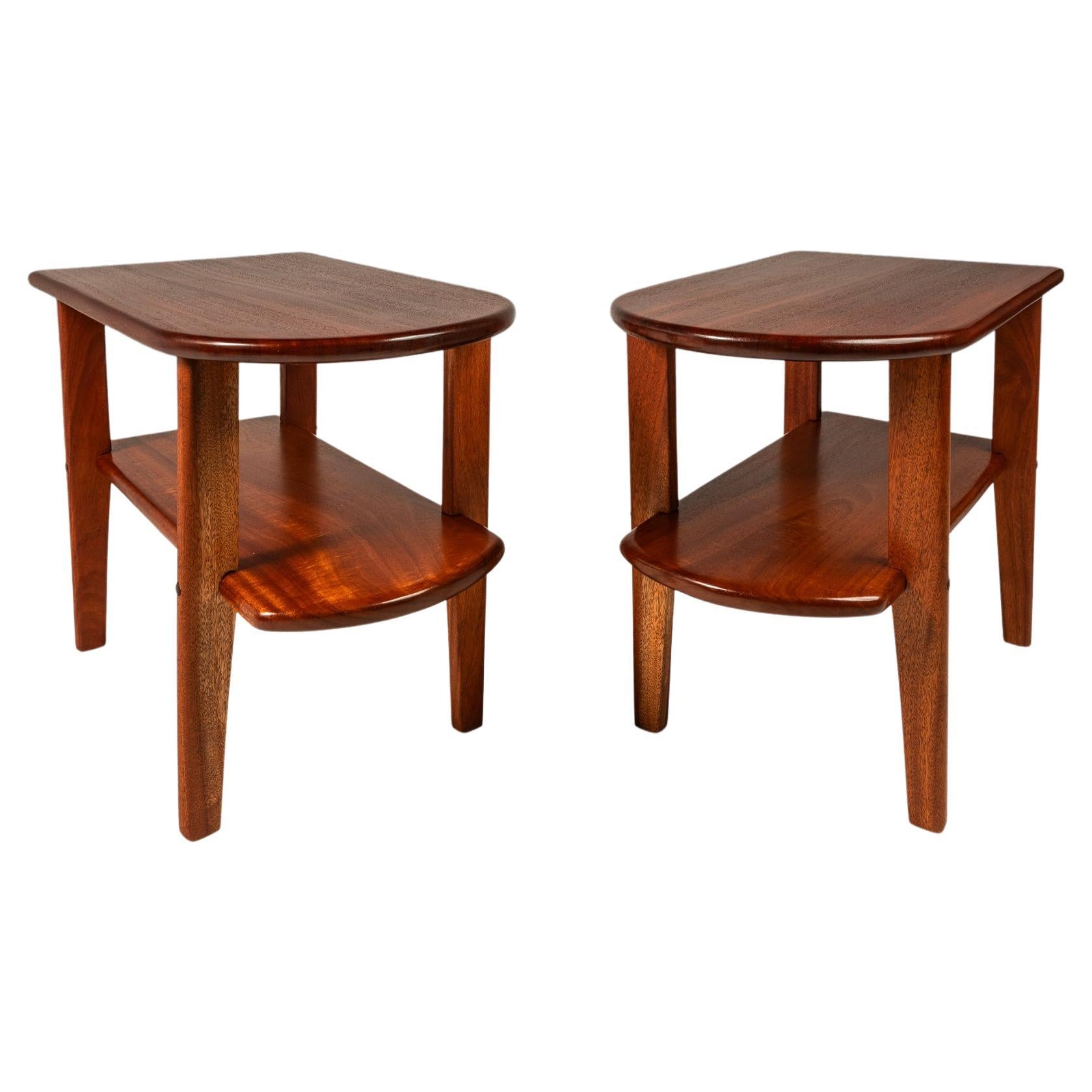 Satz von 2 Art-Déco-Beistelltischen aus massivem Mahagoni, maßgefertigt, USA, ca. 1940er Jahre im Angebot