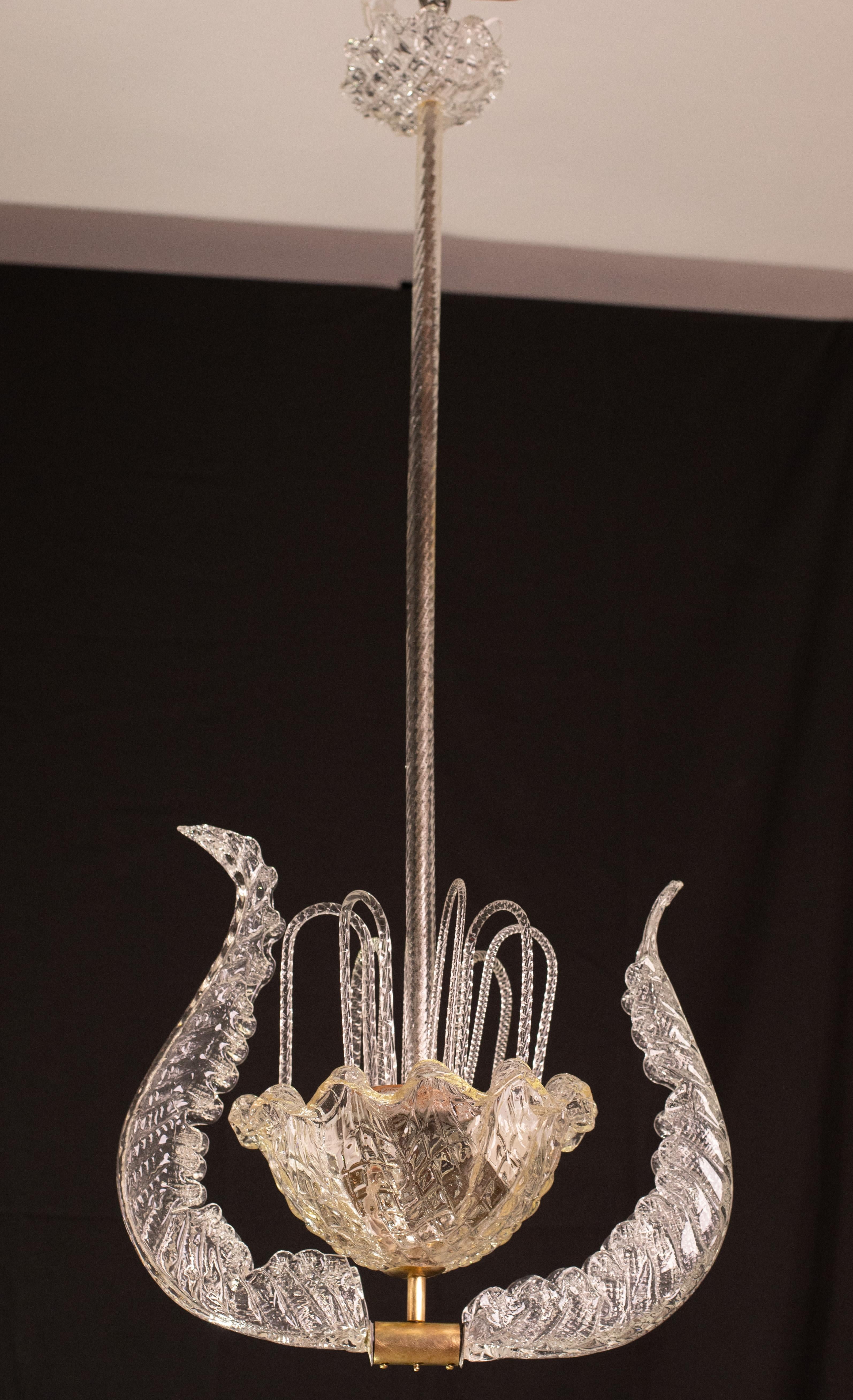 Set di 2 lampadari Eleg attribuiti alla vetreria Barovier&Toso.

I lampadari sono simili ma non identici, uno ha le due foglie leggermente diverse e il rosone è leggermente diverso.

Periodo di progettazione: 1930\1950.

I lampadari sono costituiti
