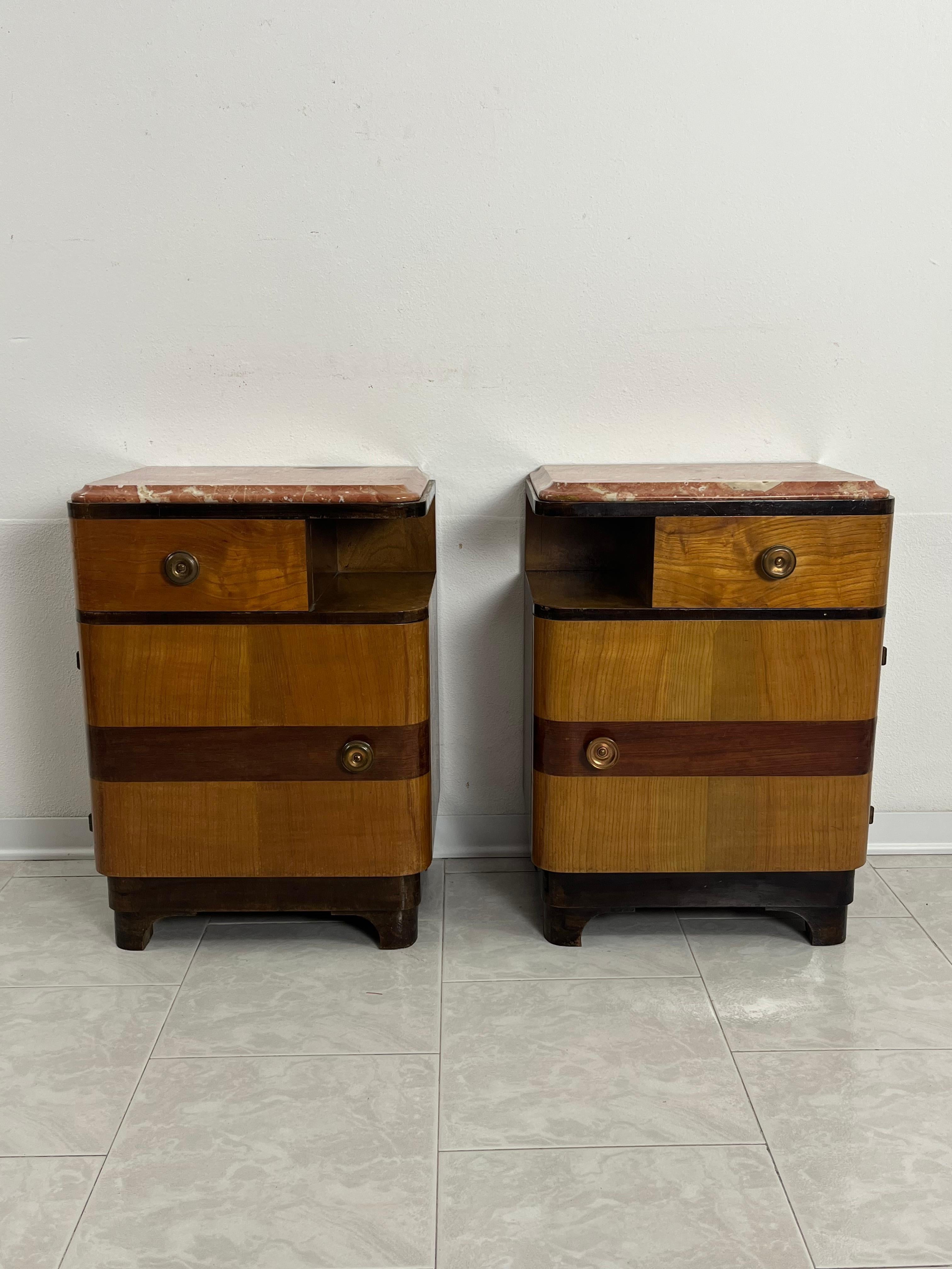 Set di 2 comodini Art Déco in legno e marmo anni '40
Appartenuti ai miei bisnonni, hanno un cassetto e uno scomparto con un portavaso in ceramica (che può essere rimosso).
Condit e in buone condizioni.