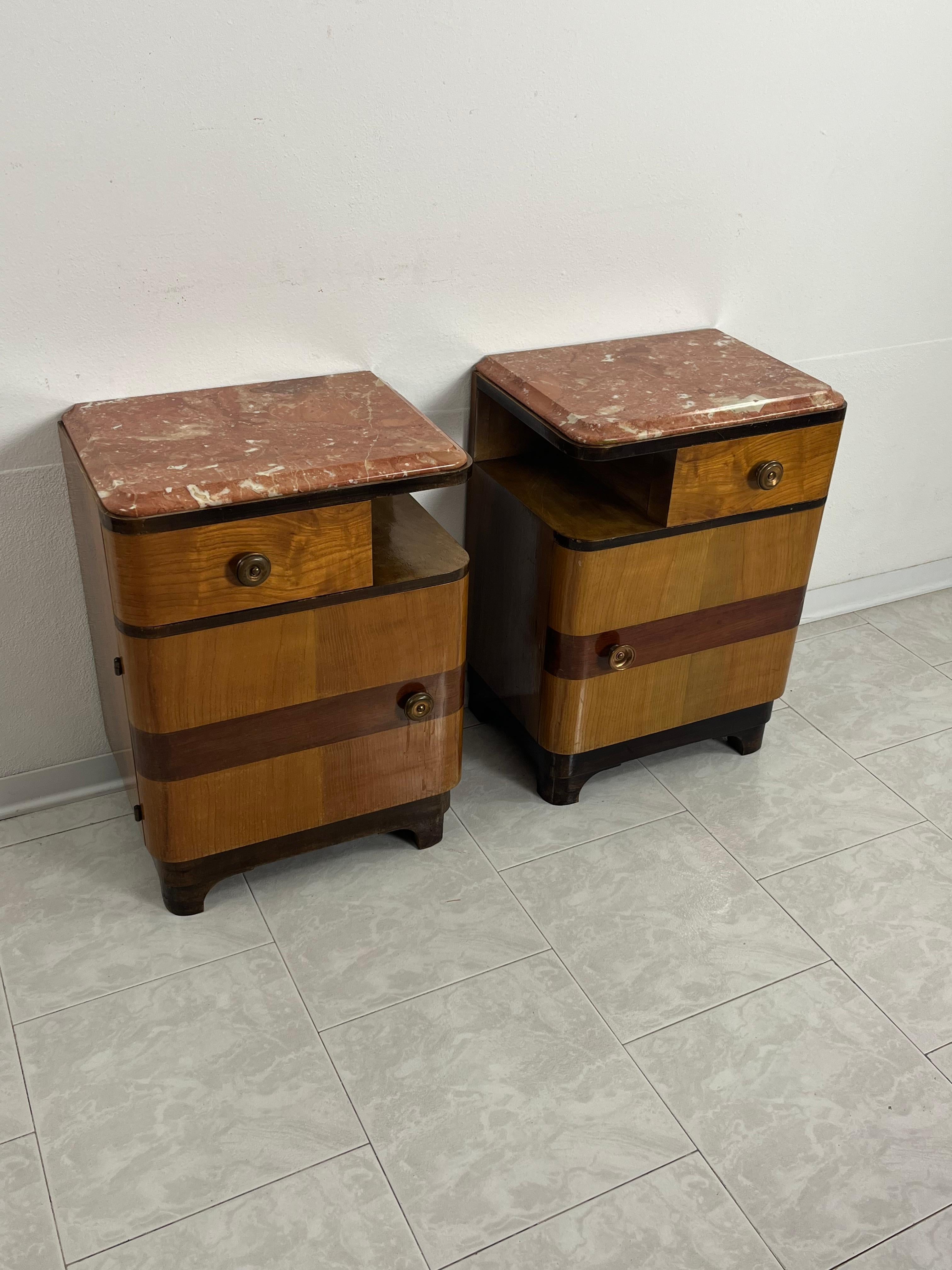 Italiano Set di 2 comodini in legno e marmo Art Déco metà secolo 1940 in vendita
