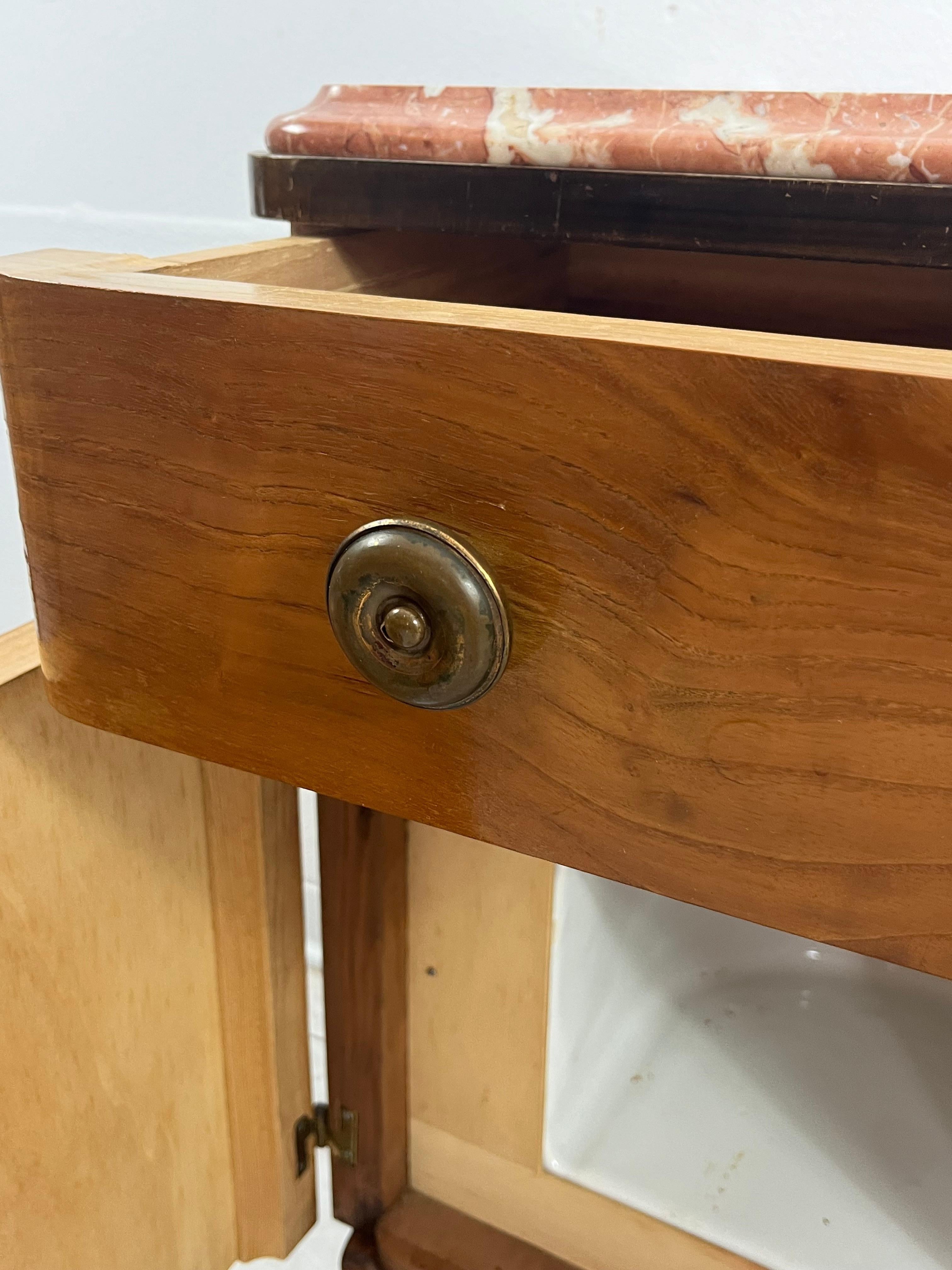 Metà XX secolo Set di 2 comodini in legno e marmo Art Déco metà secolo 1940 in vendita