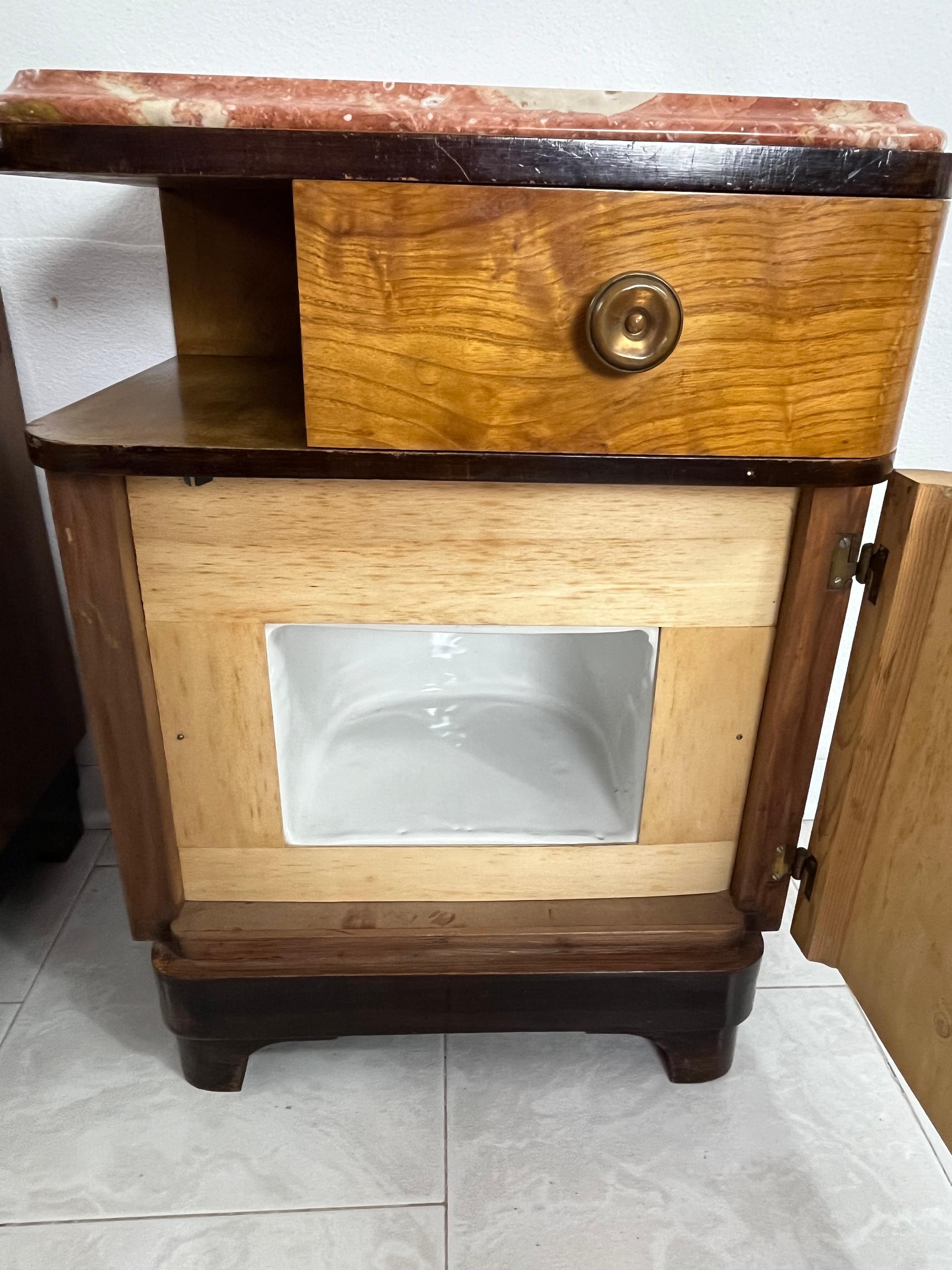 Marmo Set di 2 comodini in legno e marmo Art Déco metà secolo 1940 in vendita
