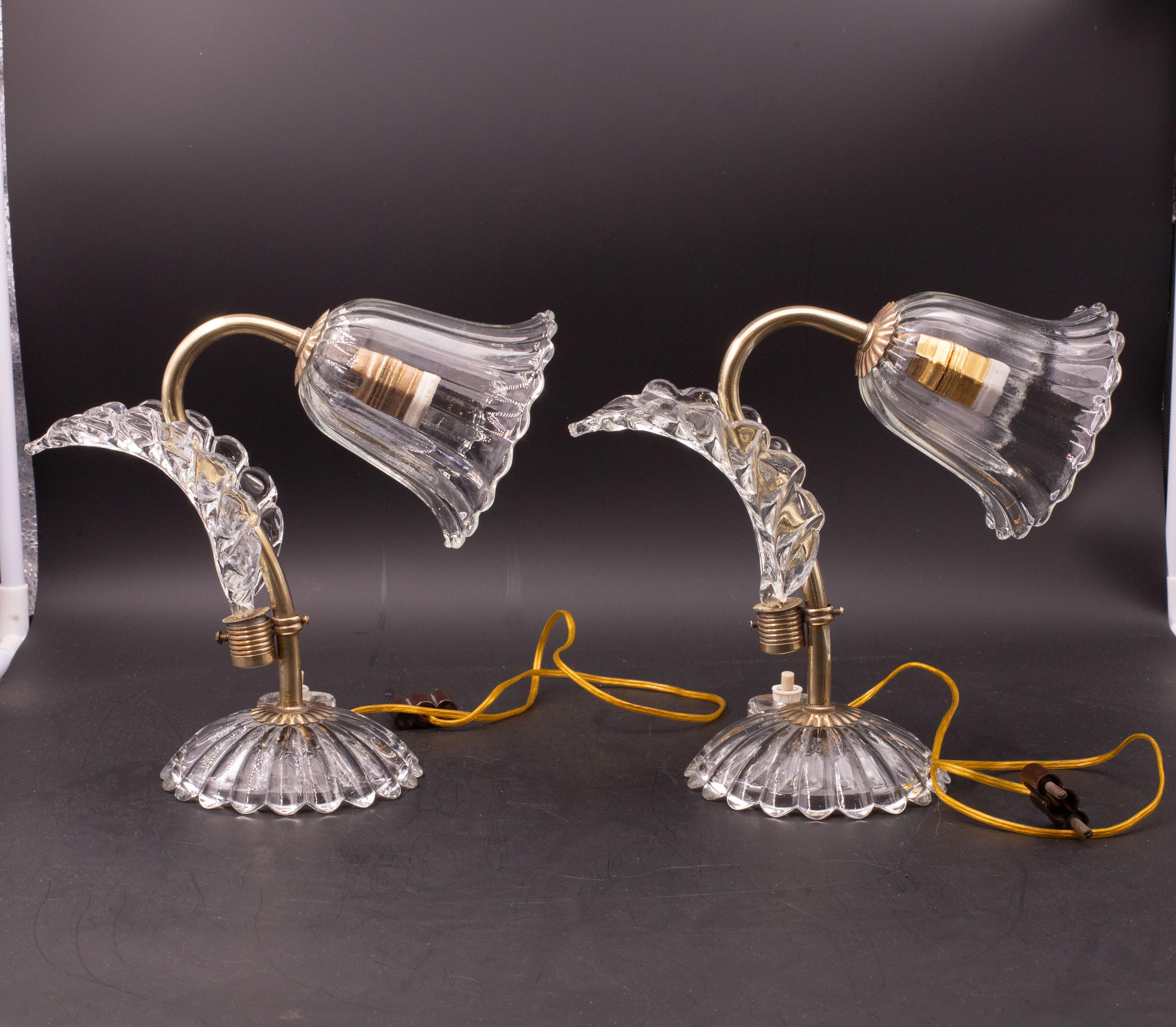 Wunderschöner Satz von 2 Murano-Glas-Tischlampen, die den Glaswerken Barovier und Toso zugeschrieben werden.

Art-Déco-Stil.

Zeitraum: ca. 1940.

Das Messing der Lampe wurde von einem Fachmann komplett poliert und aufgearbeitet, das Glas ist