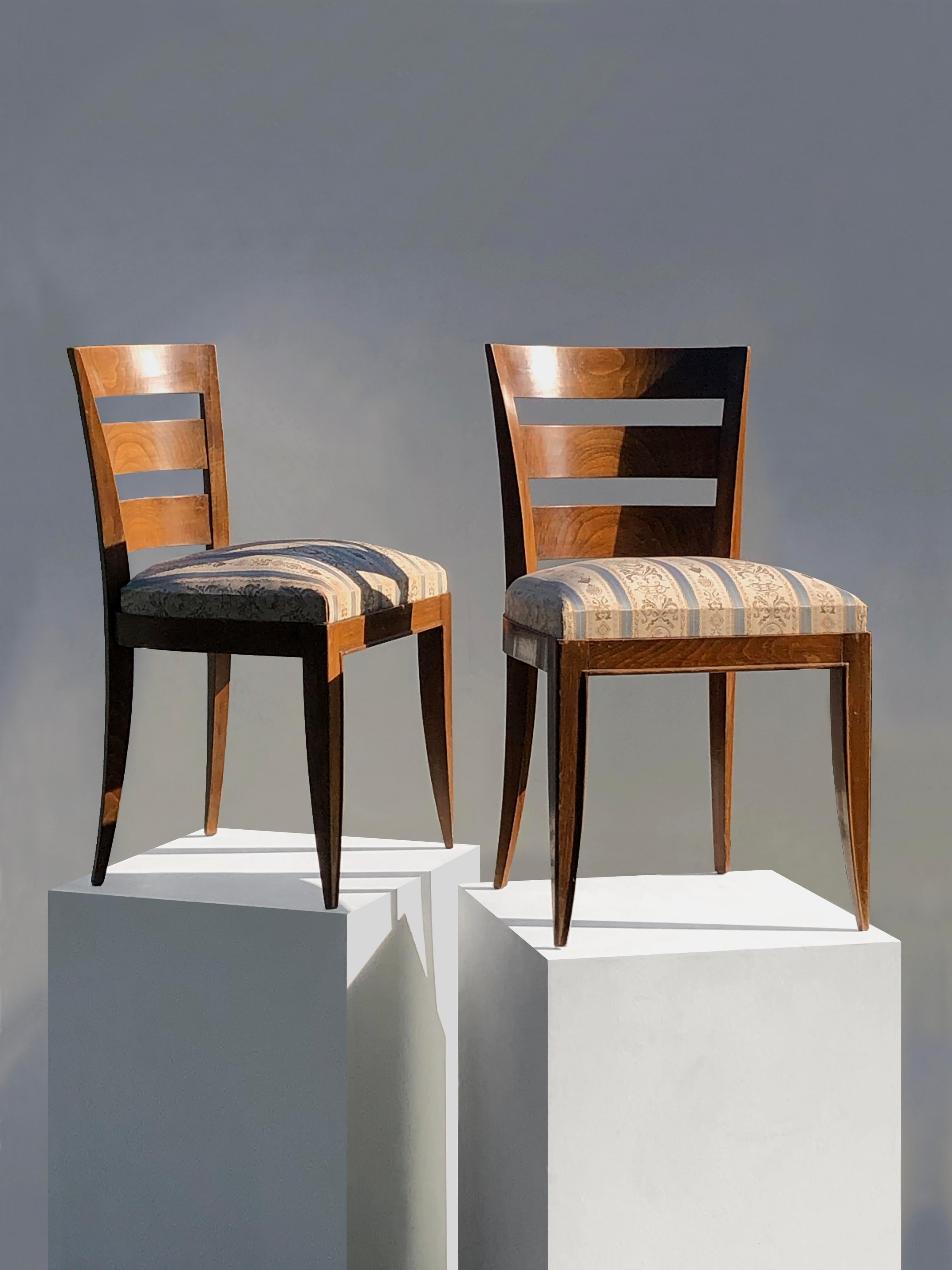 Una coppia di lussuose, sensuali e generose sedie in stile Art Deco, Modernista, Neo-Classico, Shabby-Chic, belle strutture e schienali con curve raffinate in mogano, a volte arricchite da leggeri rilievi, spesse sedute rivestite in un elegante