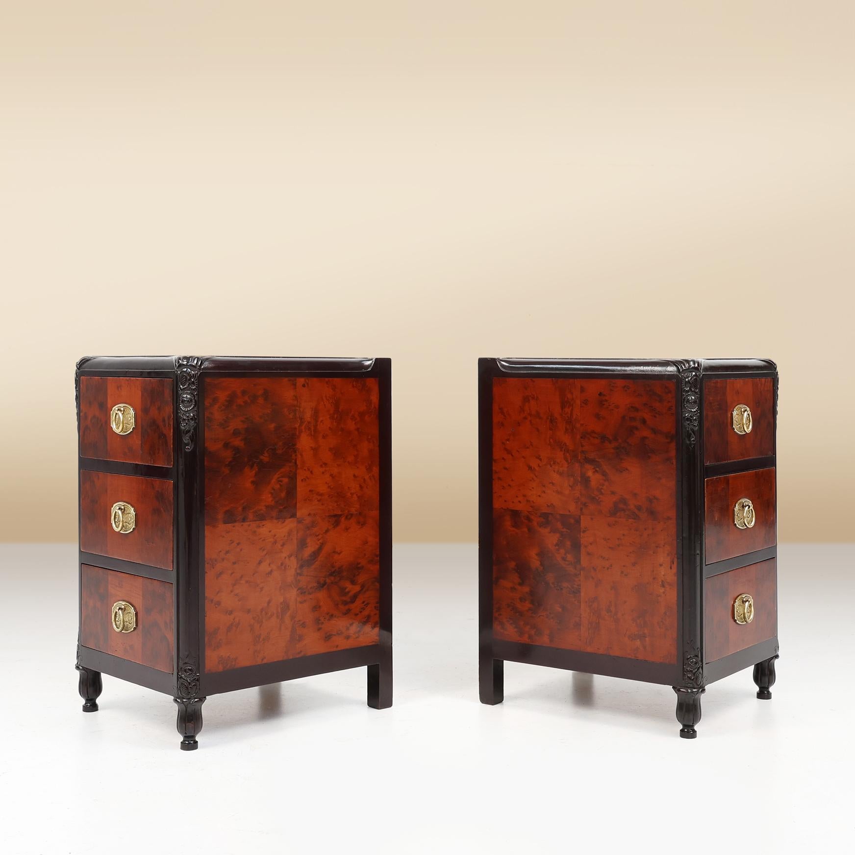 Art déco Ensemble de 2 tables de nuit Art Déco en placage de ronce, chêne et cuivre, France ca. 1910 en vente