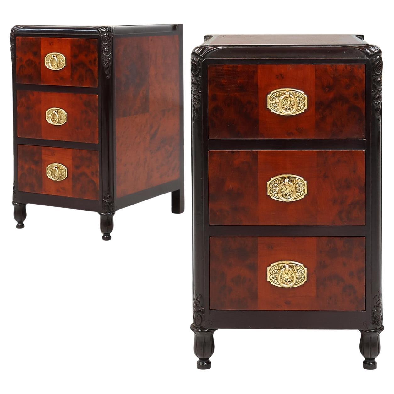 Set di 2 comodini Art Déco in impiallacciatura di radica, quercia e rame, Francia, 1910 ca. 1910