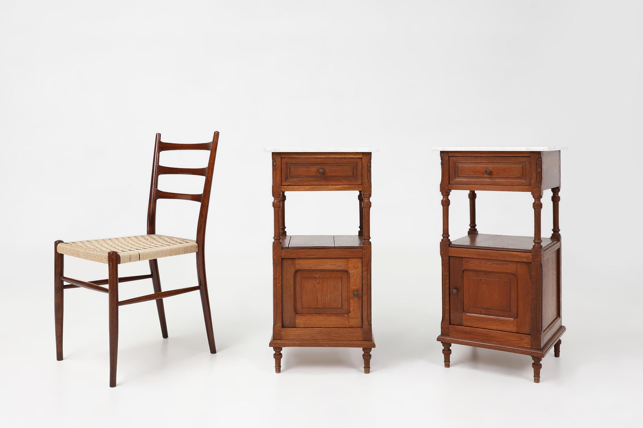 France / 1930 / set nightstands / oak, Carrara marble / Art Deco / Mid-century

Very nice pair of two Art Deco nightstands in full oak with carrara marble tops. Crafted in France in the 1930. Under the top a drawer with elegant handle and carved