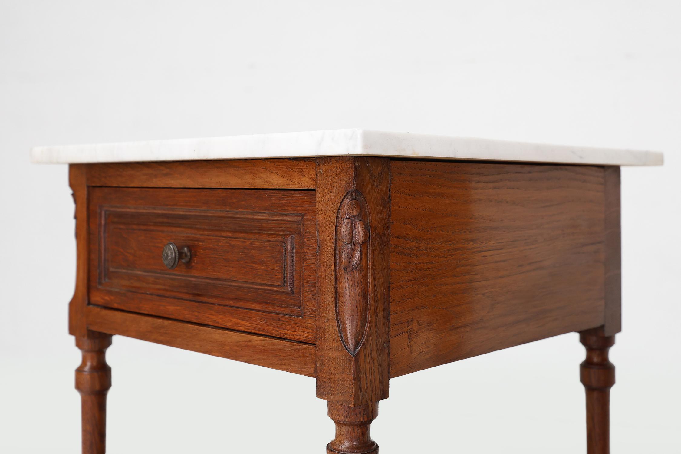 Set of 2 Art Deco nightstands in oak with carrara marble top, France 1930s In Good Condition For Sale In Meulebeke, BE