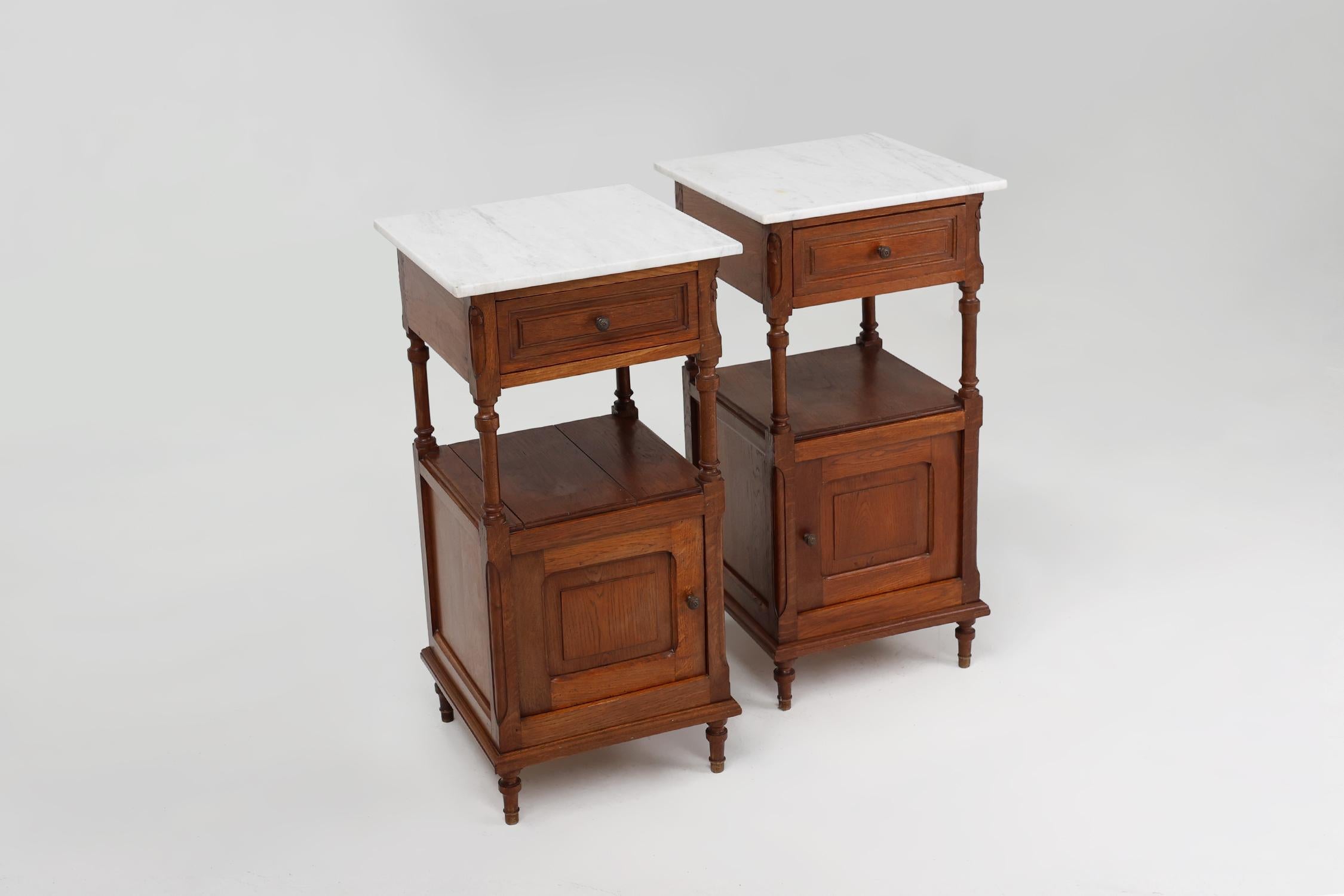 Set of 2 Art Deco nightstands in oak with carrara marble top, France 1930s For Sale 1