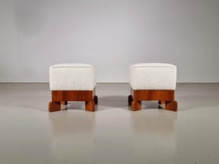 Satz von 2 Art-Deco-Ottomanen aus Nussbaum und Bouclé, Frankreich, 1930er Jahre