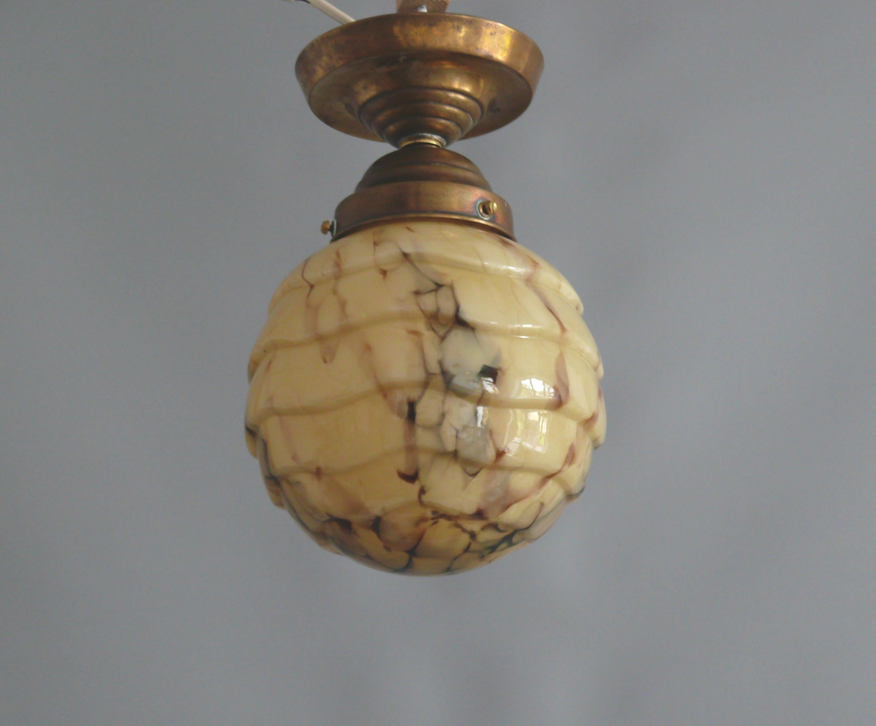 Set of 2 Art Déco Pendant Lights With Marbled Glass, 1930s en vente 3