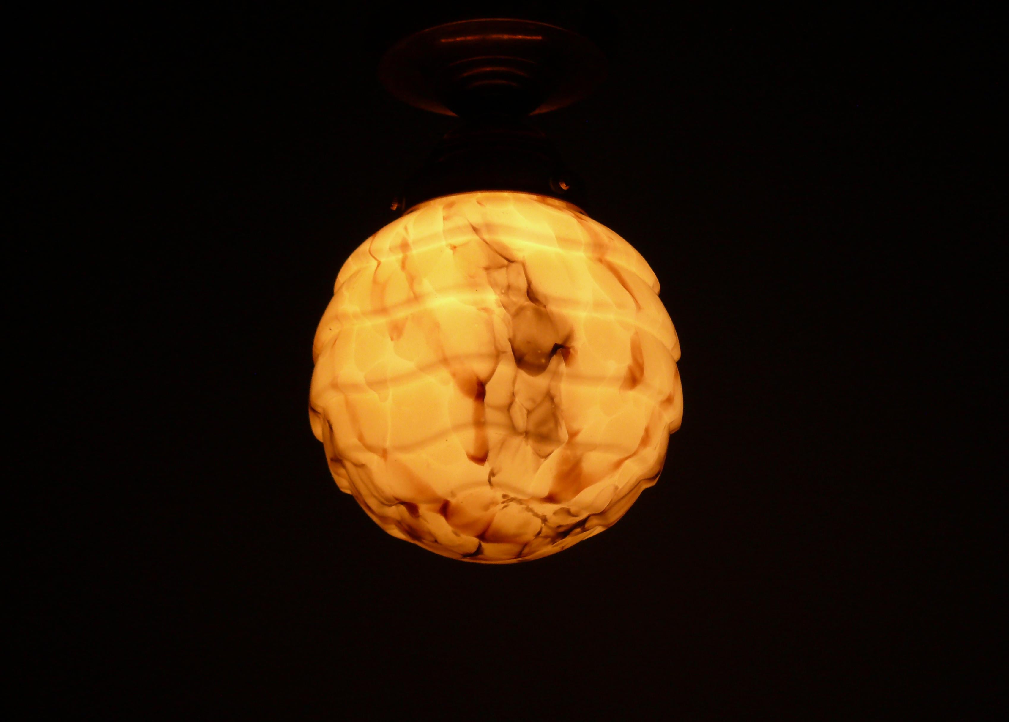 Set of 2 Art Déco Pendant Lights With Marbled Glass, 1930s en vente 4