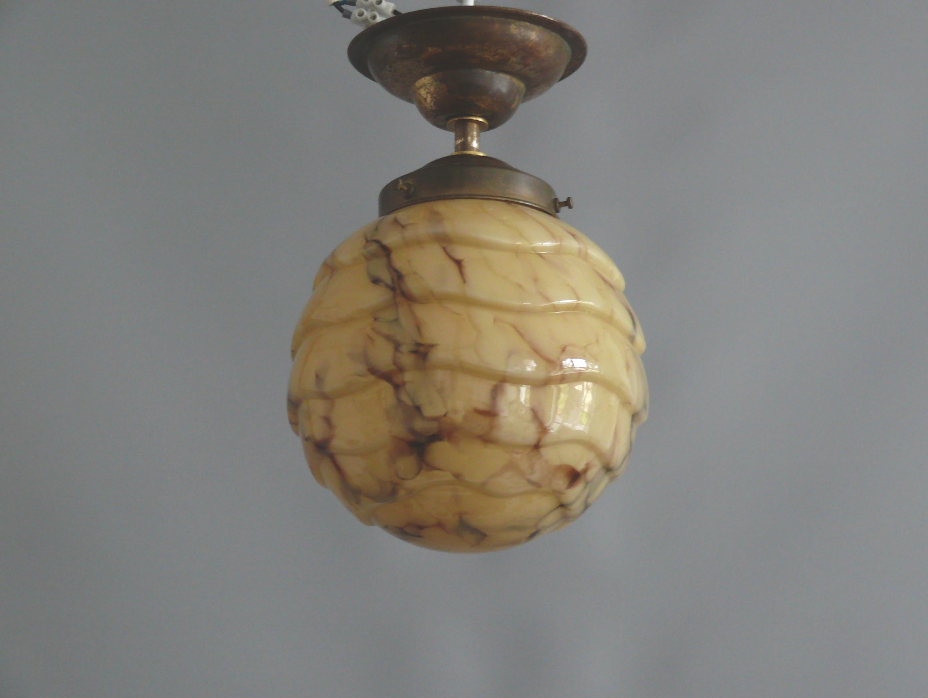 Set of 2 Art Déco Pendant Lights With Marbled Glass, 1930s en vente 5