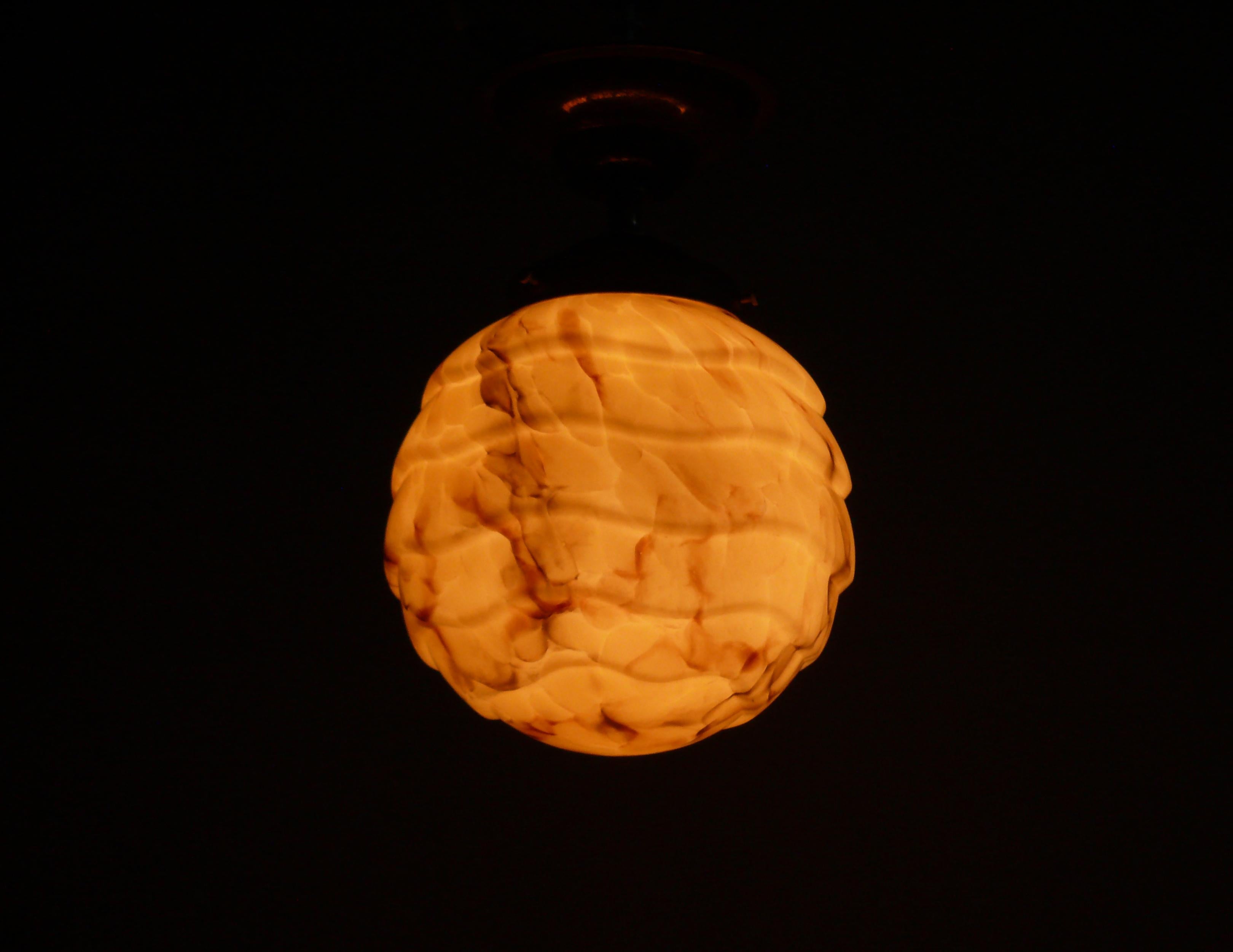 Set of 2 Art Déco Pendant Lights With Marbled Glass, 1930s en vente 6