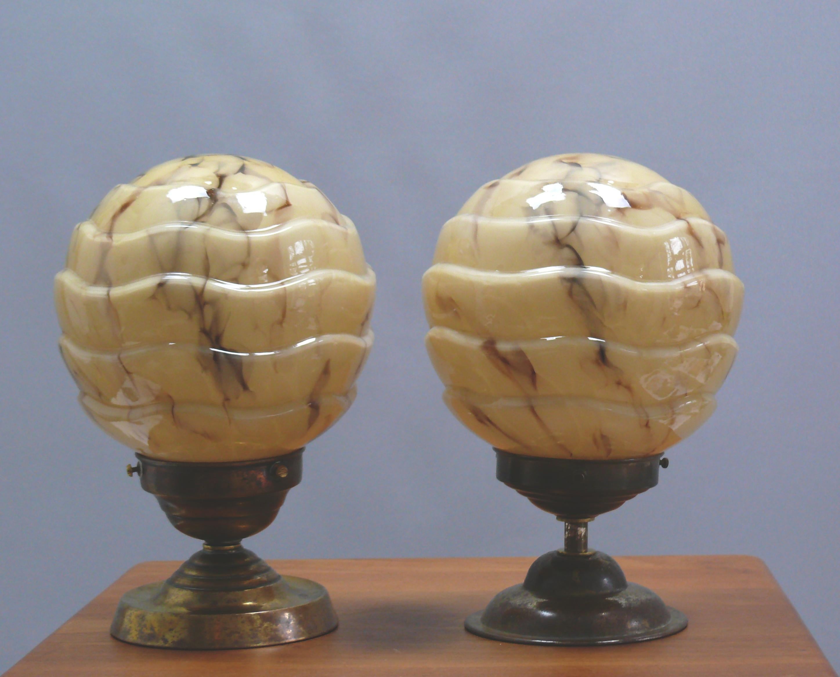 Art déco Set of 2 Art Déco Pendant Lights With Marbled Glass, 1930s en vente