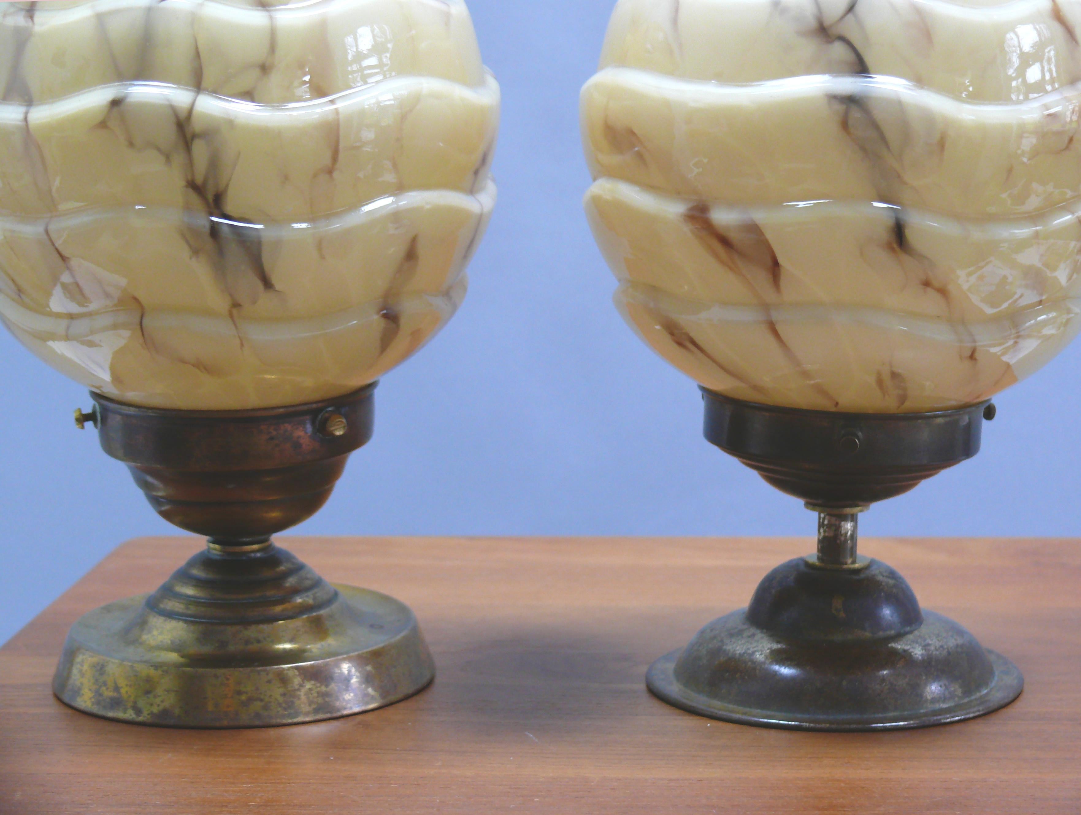 Allemand Set of 2 Art Déco Pendant Lights With Marbled Glass, 1930s en vente