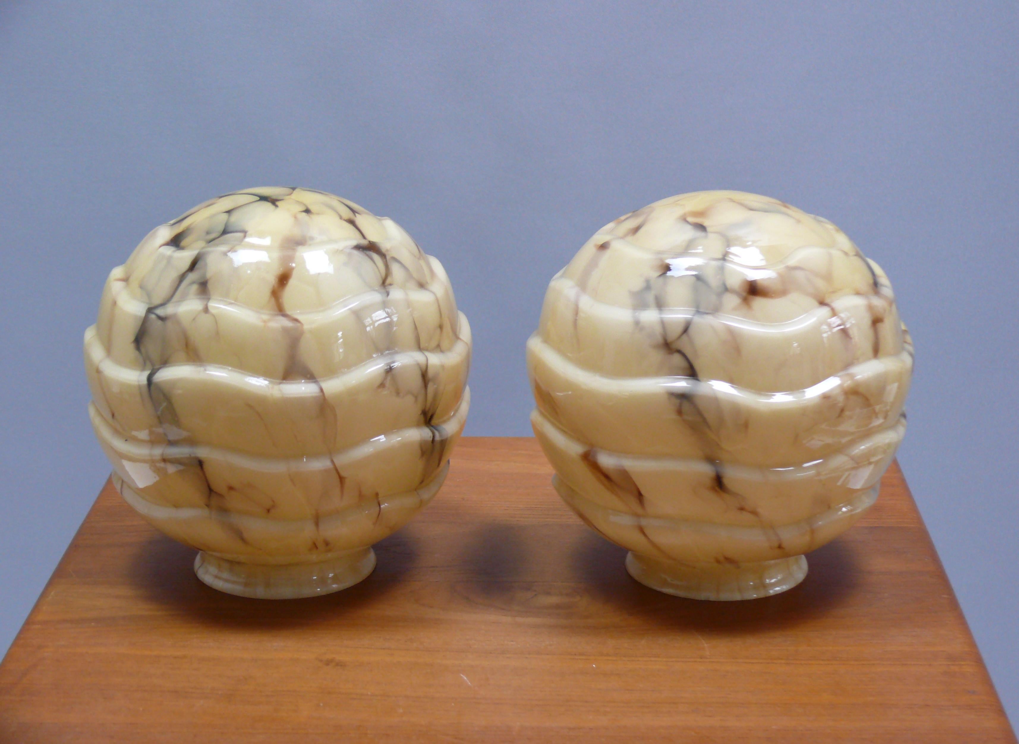 Set of 2 Art Déco Pendant Lights With Marbled Glass, 1930s Bon état - En vente à Schwerin, MV