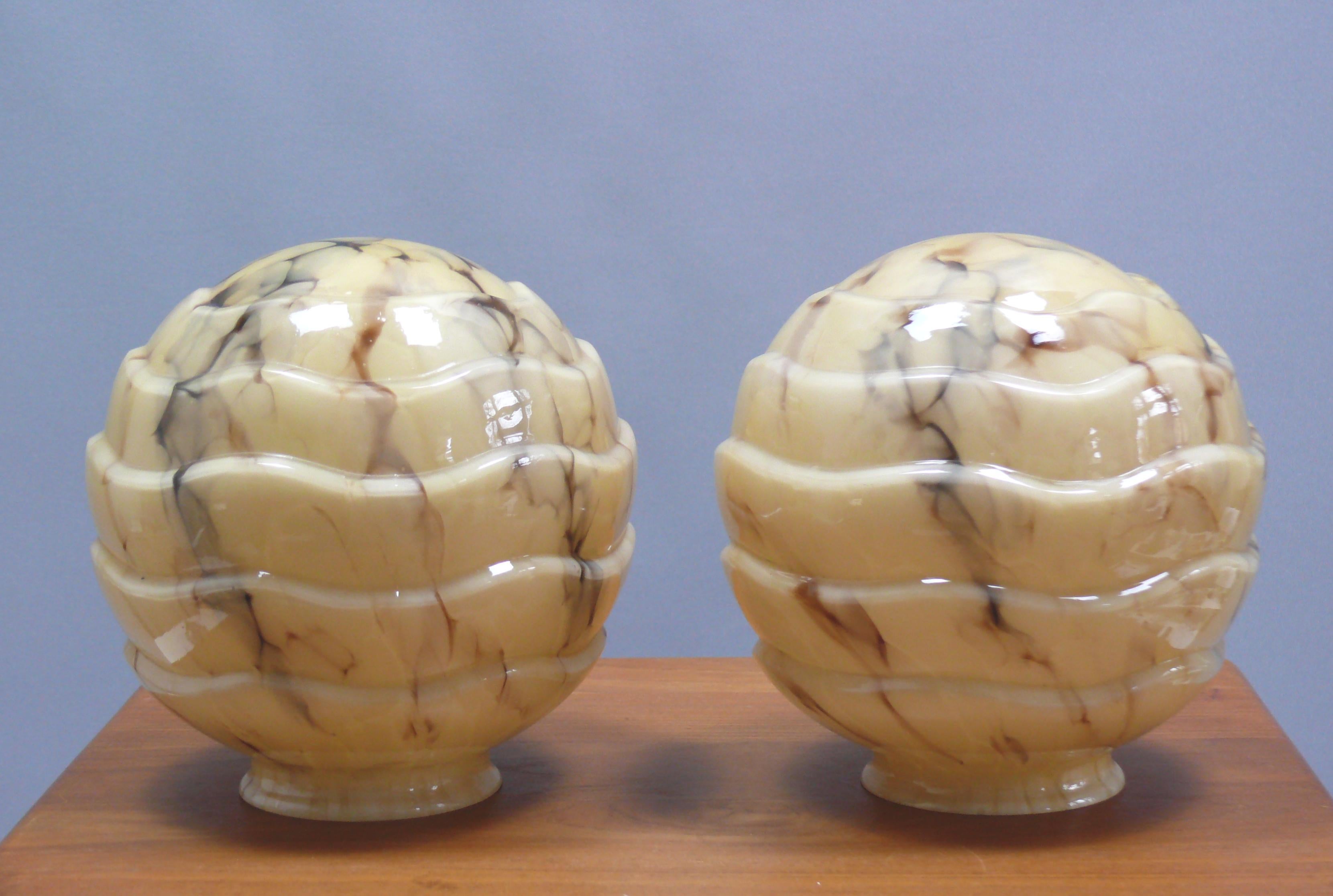 Milieu du XXe siècle Set of 2 Art Déco Pendant Lights With Marbled Glass, 1930s en vente