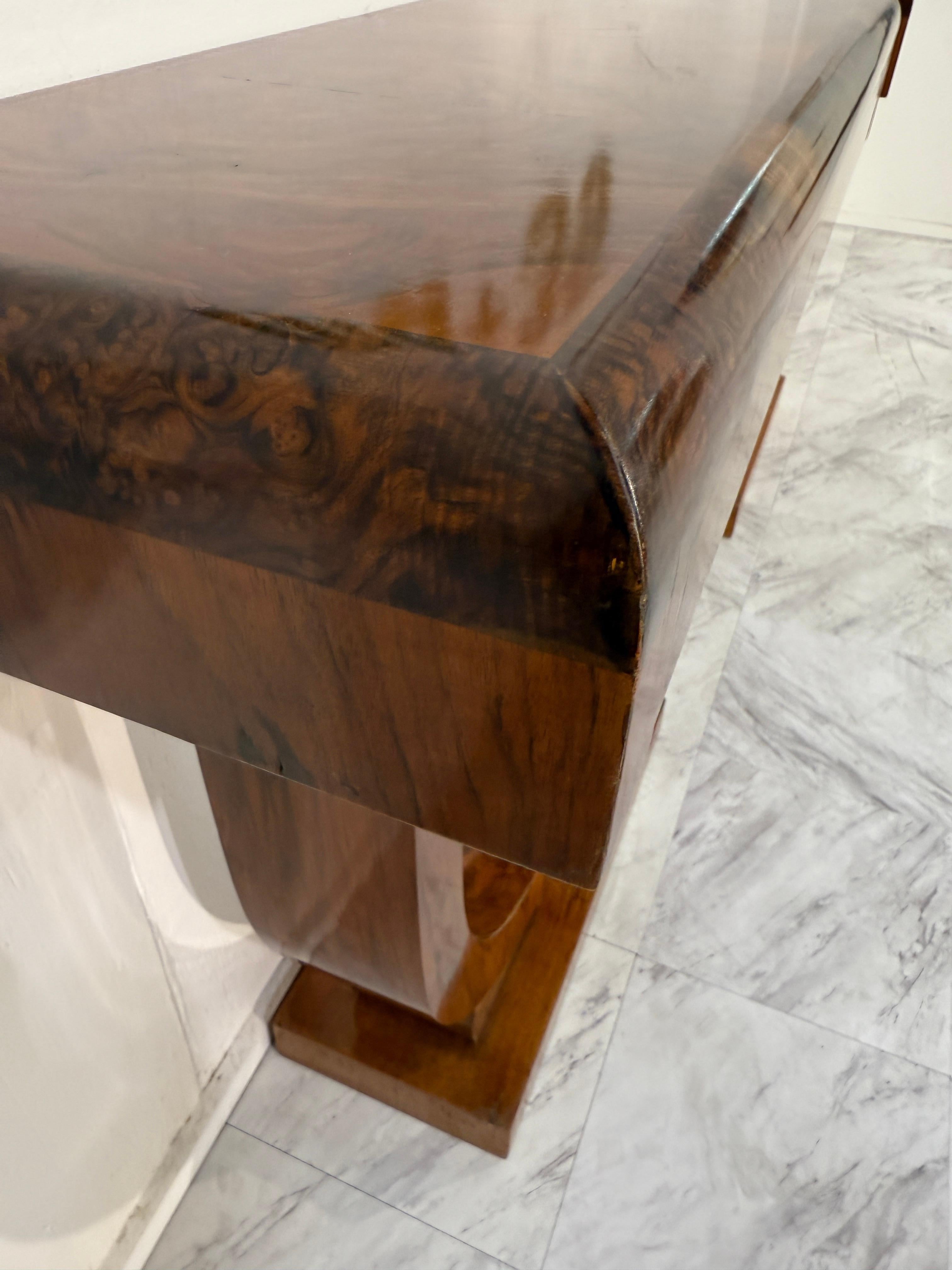 Ensemble de 2 tables consoles de style Art déco en bois de ronce assorti au livre en vente 4