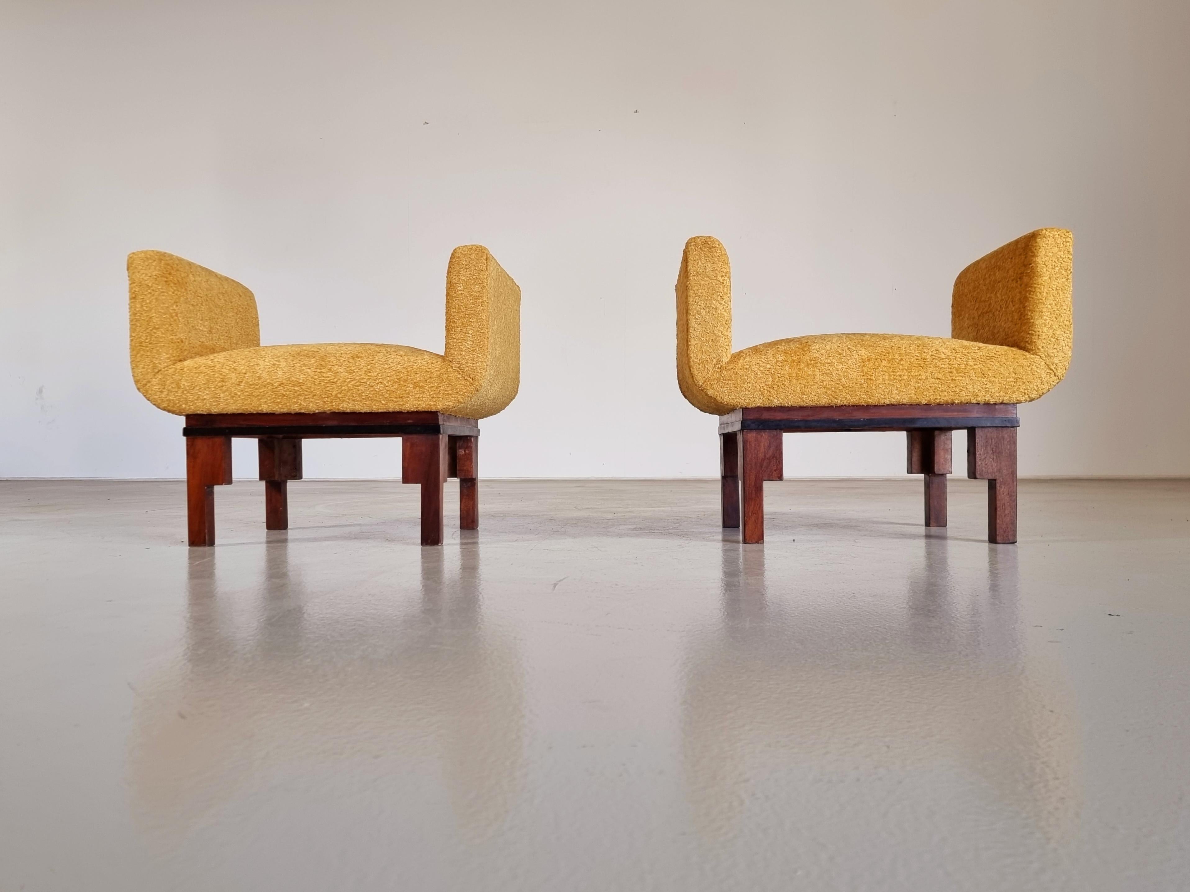 Cette paire de bancs de style Art déco date des années 1960. Rembourré dans un tissu bouclé de haute qualité. La base est en noyer. L'ensemble est parfait si vous souhaitez apporter une touche de classe à votre intérieur. Une pièce intemporelle qui