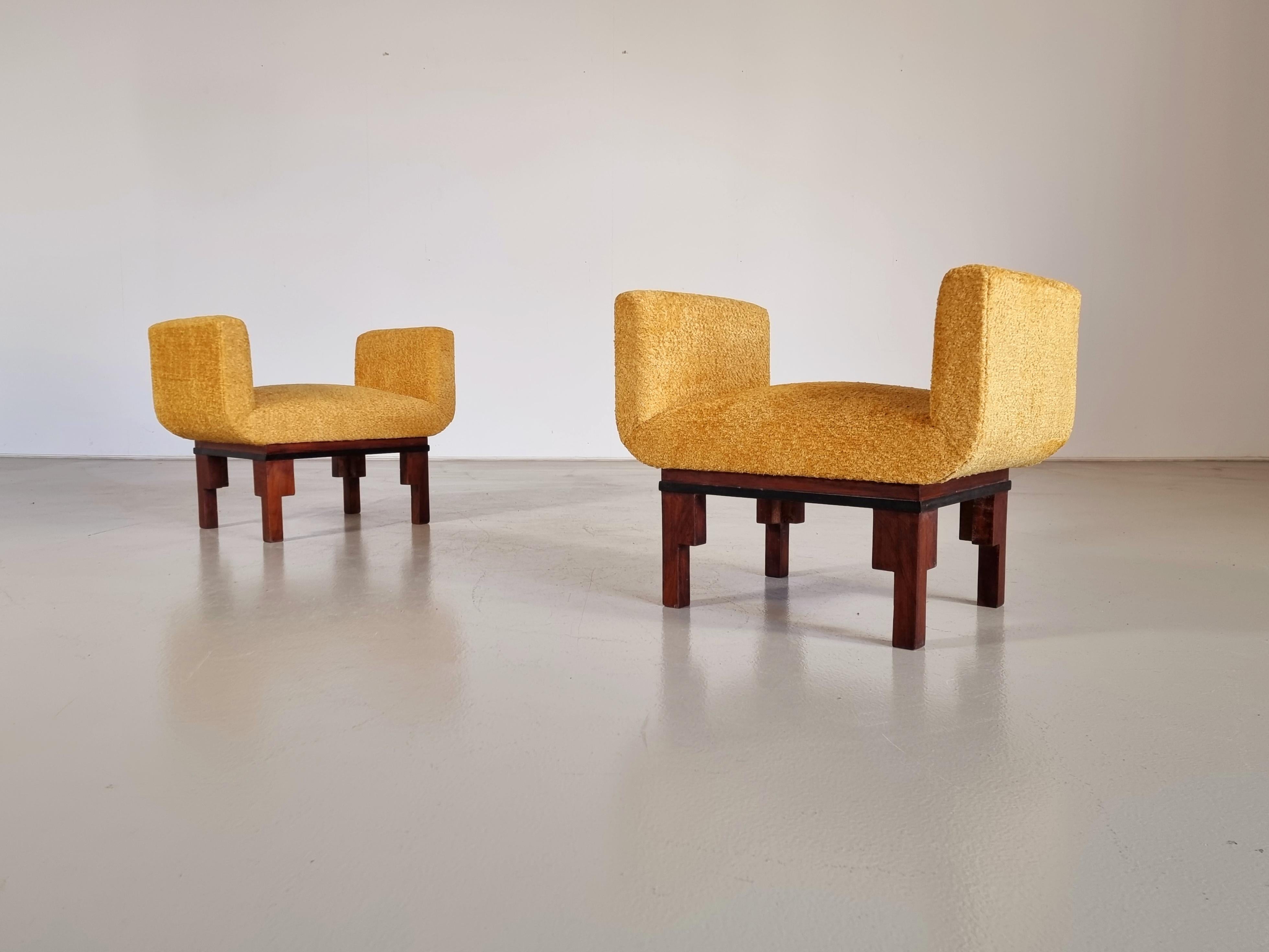 Européen Ensemble de 2 bancs/poufles en noyer de style Art déco, Italie, années 1950 en vente