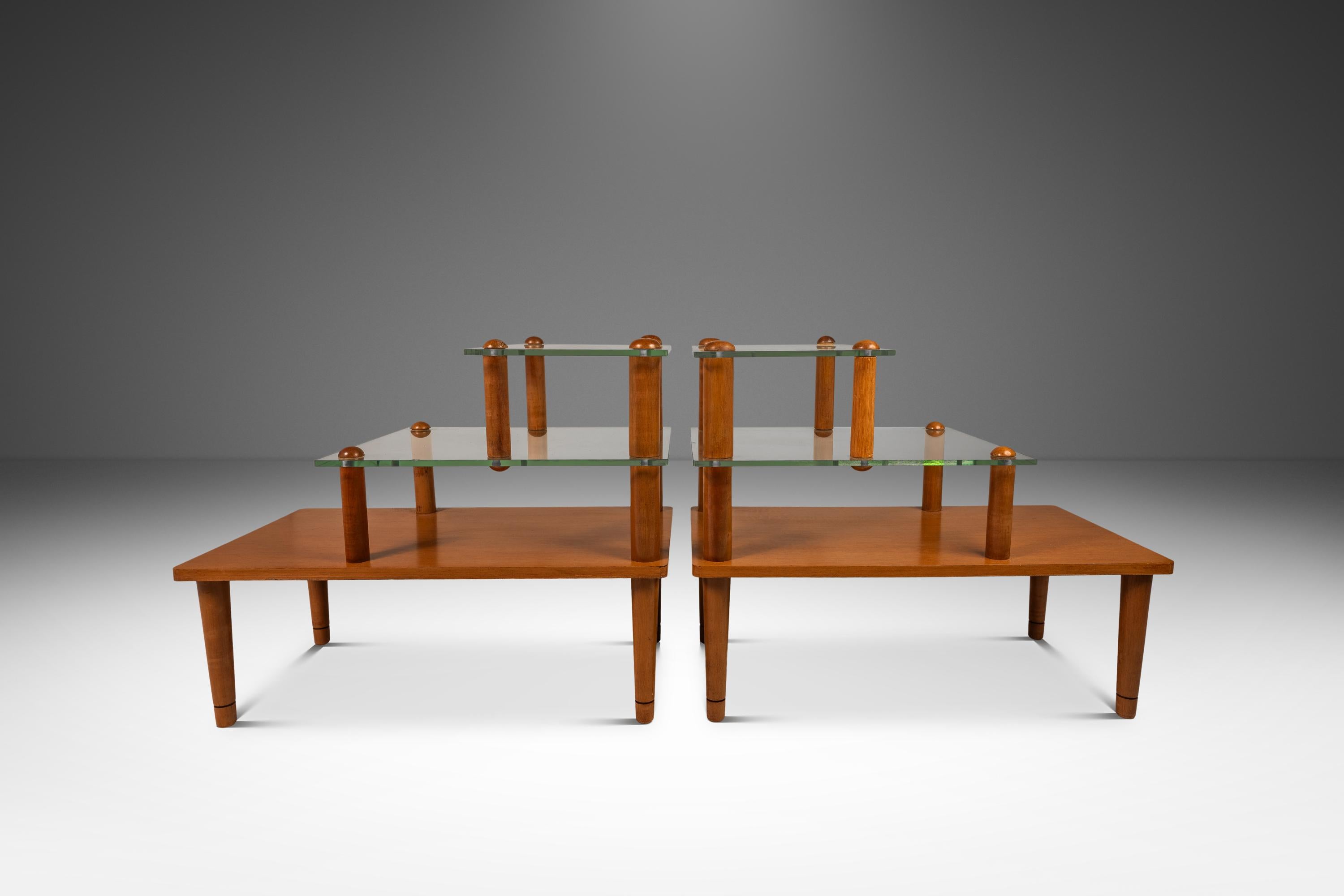 Voici un ensemble très rare de tables d'appoint à trois niveaux conçues par l'influent Gilbert Rohde pour Herman Miller. Conçu et fabriqué à la fin des années 1930, cet ensemble représente l'apogée du mouvement moderniste américain de Rohde et de