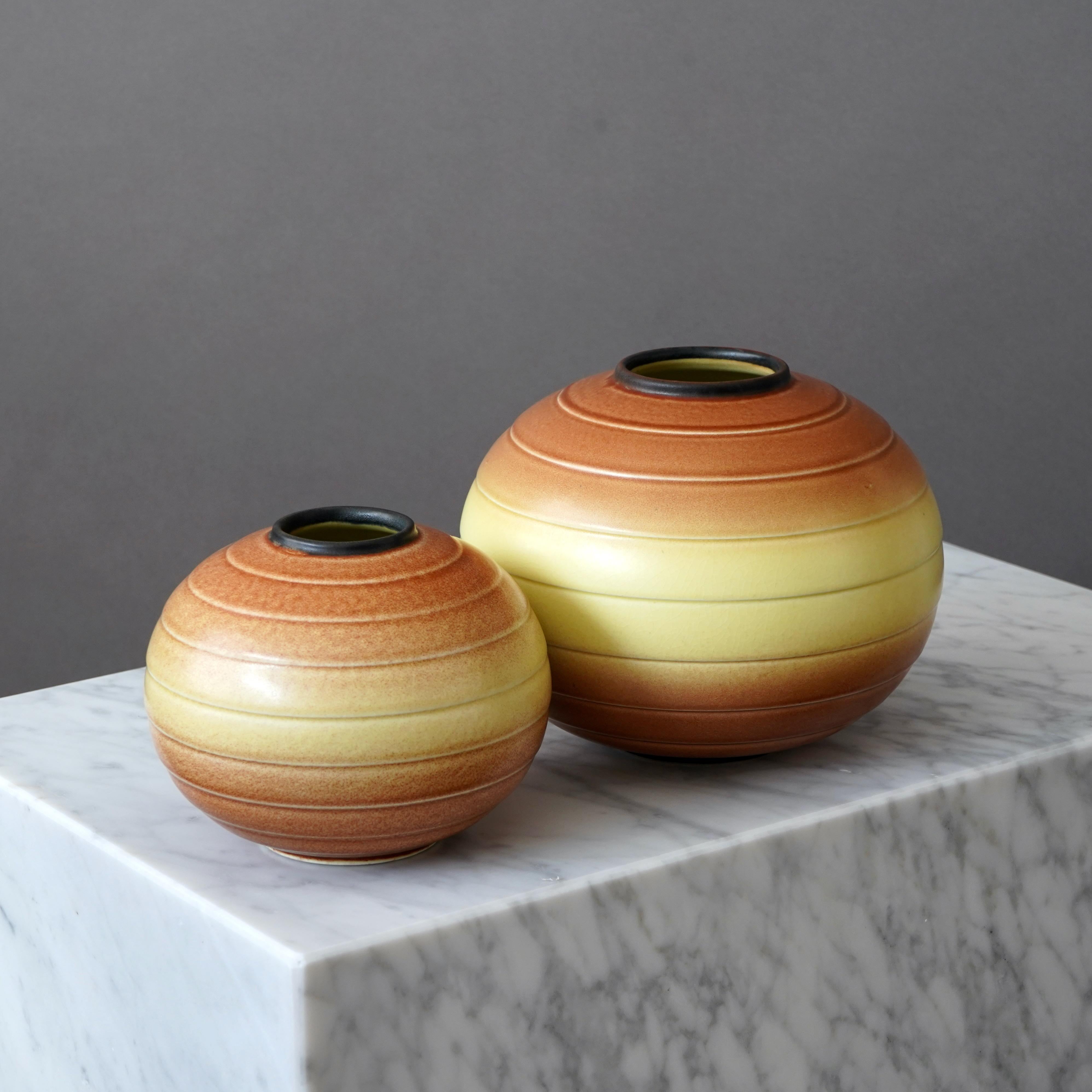 Un ensemble de 2 magnifiques vases en grès Art Déco avec une glaçure étonnante.
Fabriqué par Rörstrand en Suède, années 1930. 

Excellent état. Estampillé 