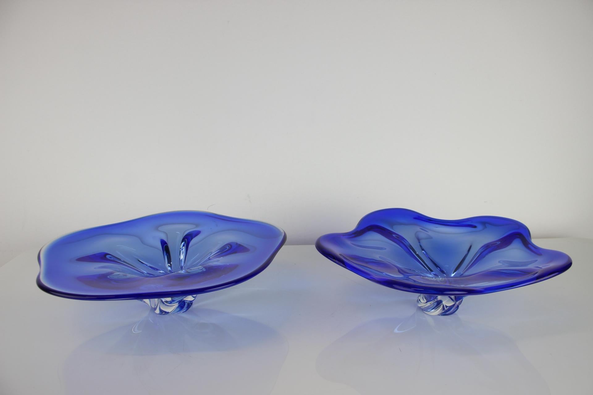 Made in Czechoslovakia.
Made of art glass.
Good original condition.
Dimensions of the second bowl - height 11 cm, length 36 cm, depth 35 cm.