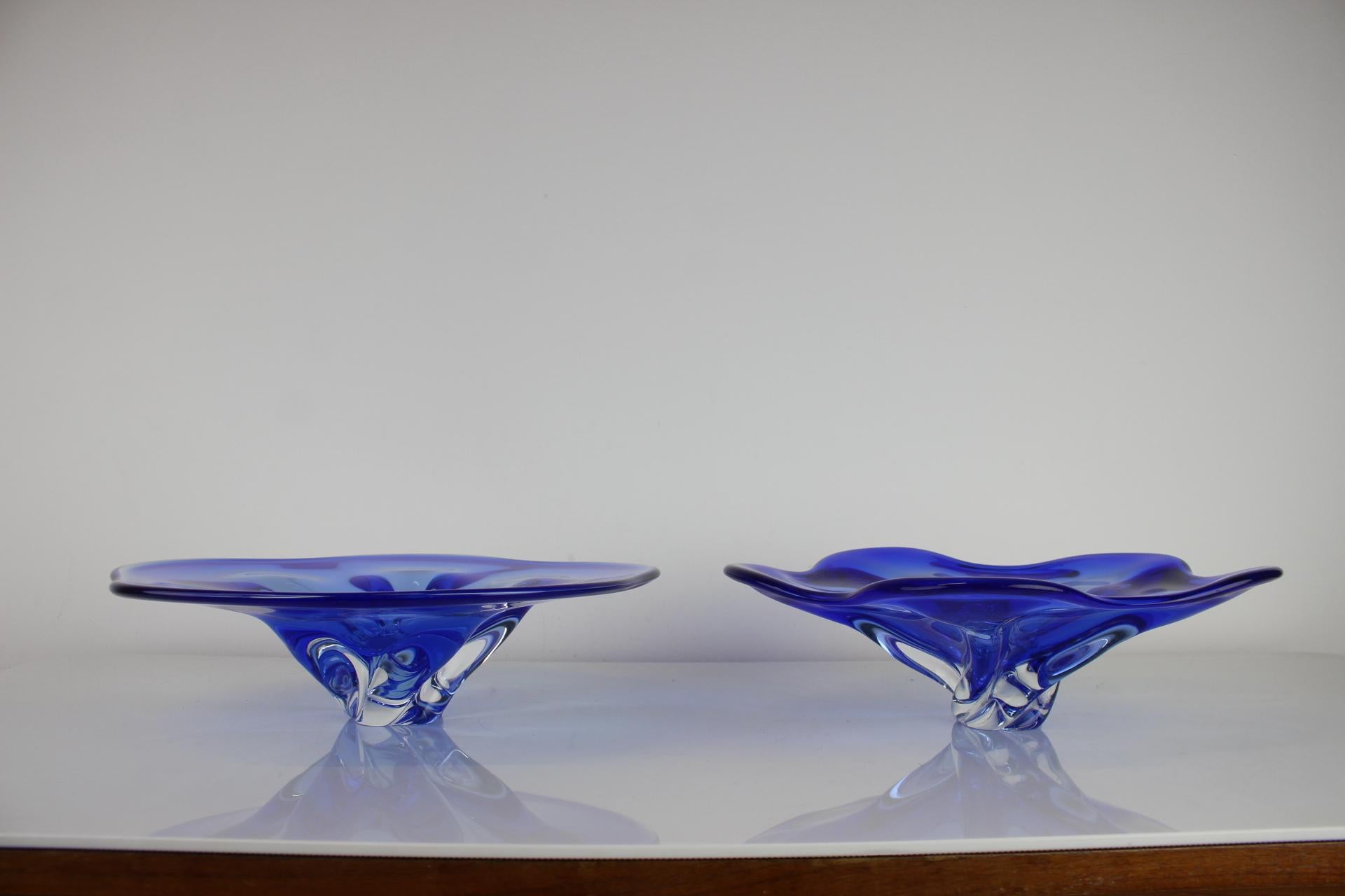 Mid-Century Modern Set of 2 Art Glass Bowls by Josef Hospodka for Chribska Glassworks, 1960's For Sale