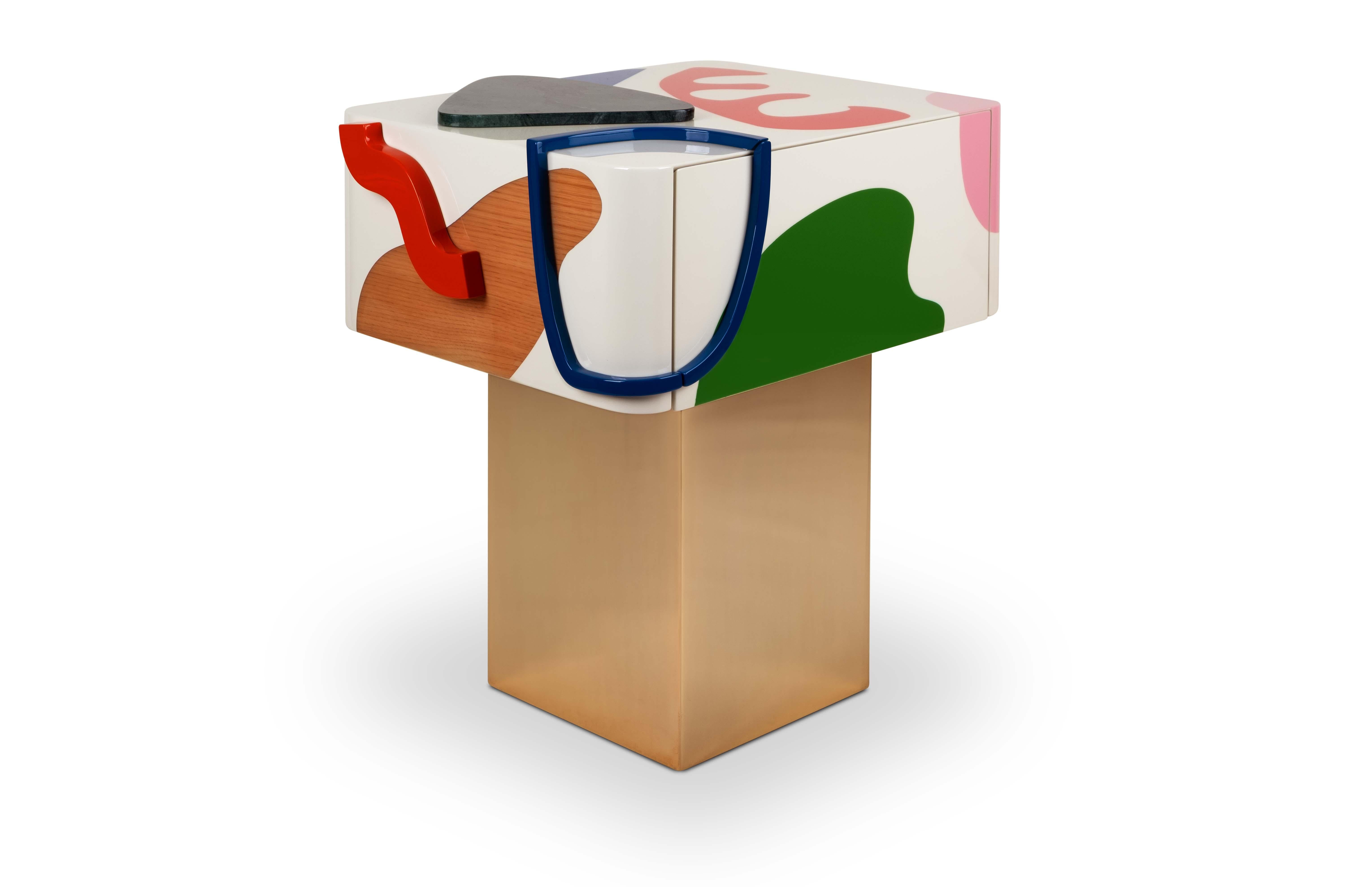 XXI secolo e contemporaneo Set di 2 Comodini Fauves di ispirazione artistica in legno laccato e marmo di Malabar in vendita