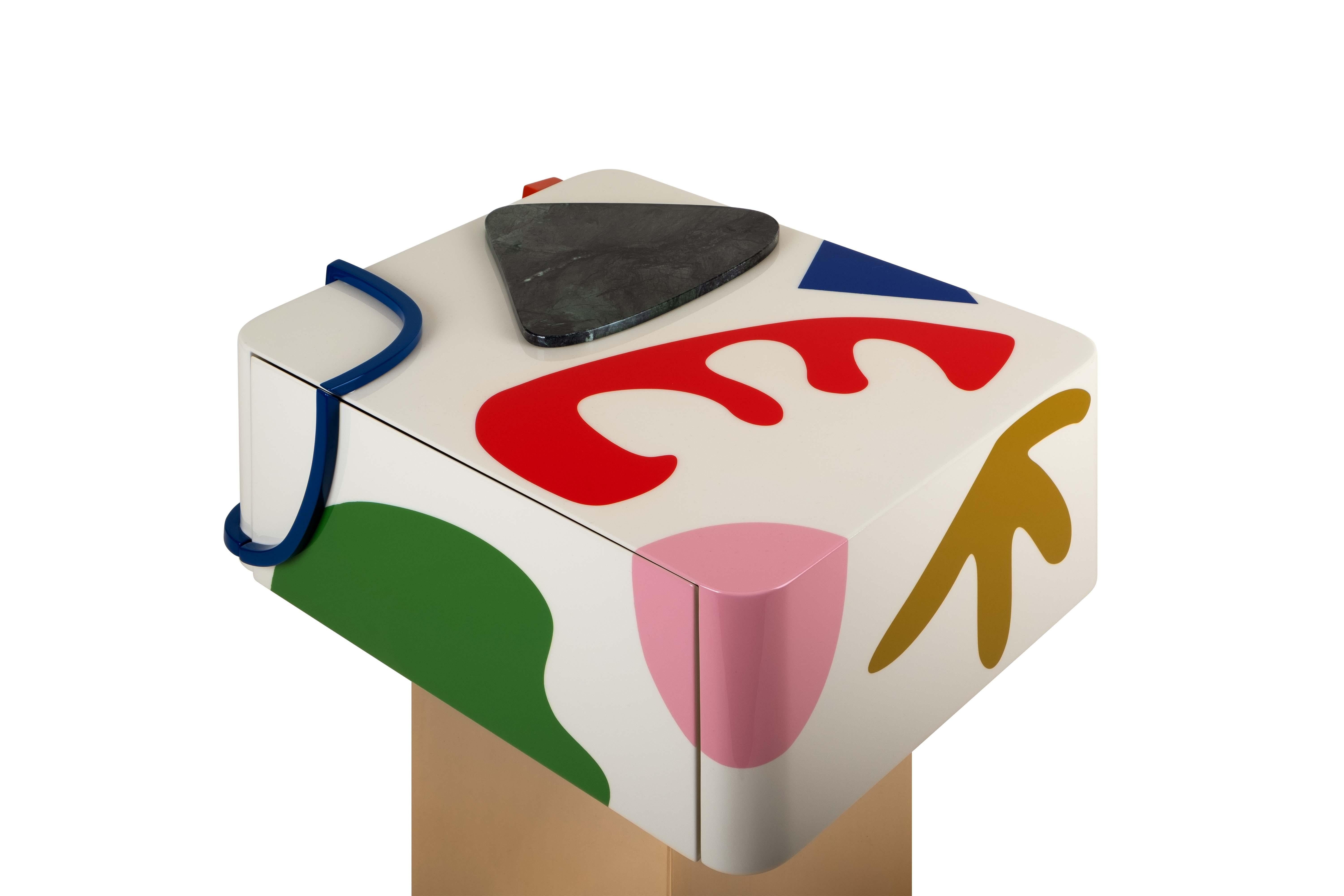 Set di 2 Comodini Fauves di ispirazione artistica in legno laccato e marmo di Malabar in vendita 2